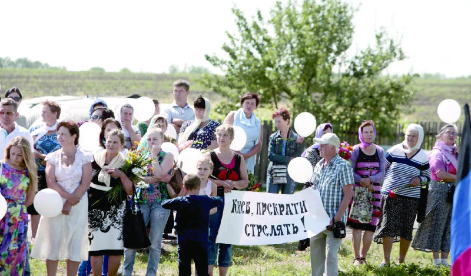 مئات المواطنين شاركوا أمس في إحياء ذكرى ضحايا تحطم طائرة الخطوط الماليزية في غرابوف شرق أوكرانيا (رويترز)