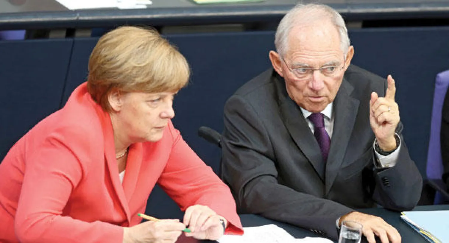 المستشارة الألمانية أنجيلا ميركل ووزير المالية فولفغانغ شويبله خلال جلسة خاصة في البرلمان الألماني عن  خطة الإنقاذ المقترحة لليونان أمس  (إ.ب.أ)