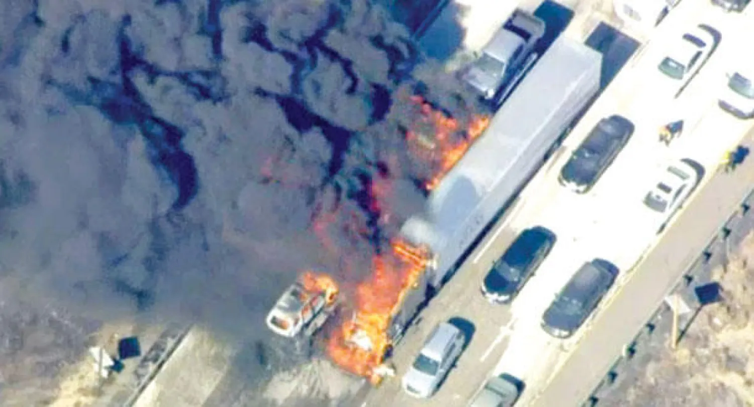 سيارات مشتعلة بعد أن اجتاحت نيران حدائق الغابات طريقًا سريعًا في جنوب كاليفورنيا (أب)