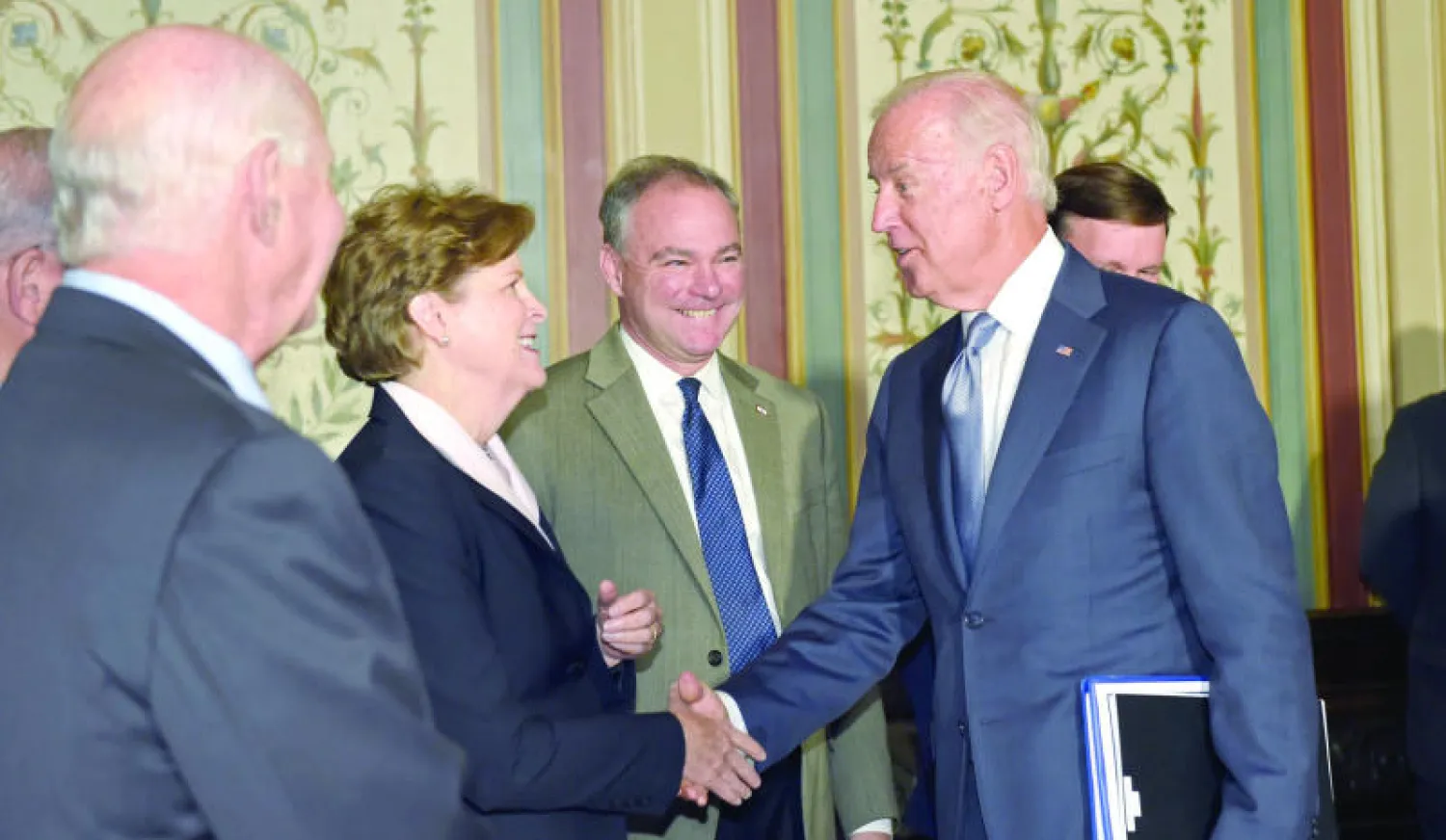 نائب الرئيس الأميركي جو بايدن يصافح السناتور الديمقراطي جين شاهين عضو لجنة العلاقات الخارجية لدى مجلس الشيوخ الأميركي ضمن لقاء بايدن يوم الخميس الماضي مع أعضاء ديمقراطيين في اللجنة سعيا لإقناعهم بدعم الاتفاق النووي الإيراني (أ.ب)