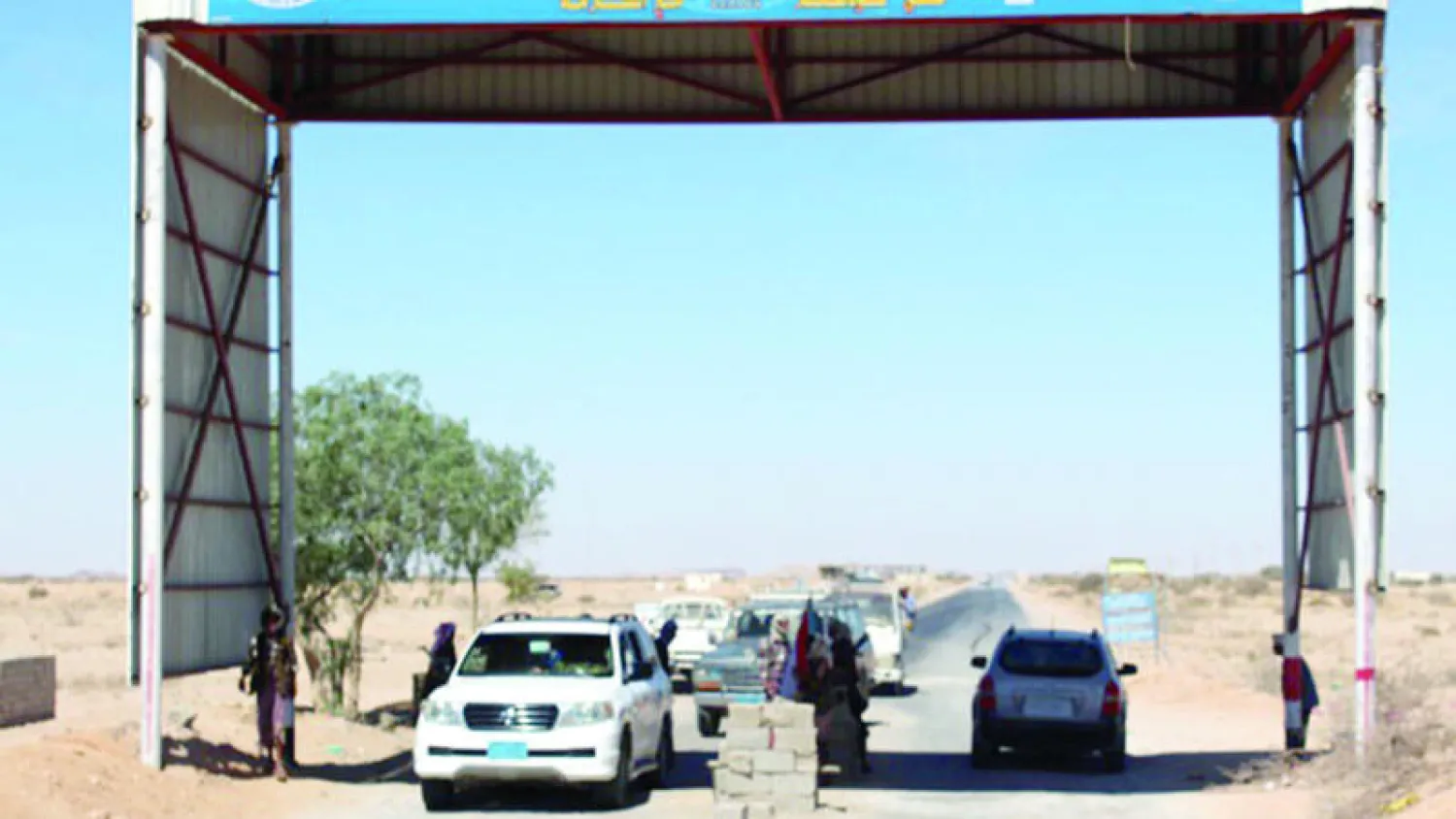 نقطة تفتيش أمنية للشرطة اليمنية في مدينة عتق بمحافظة شبوة (غيتي)