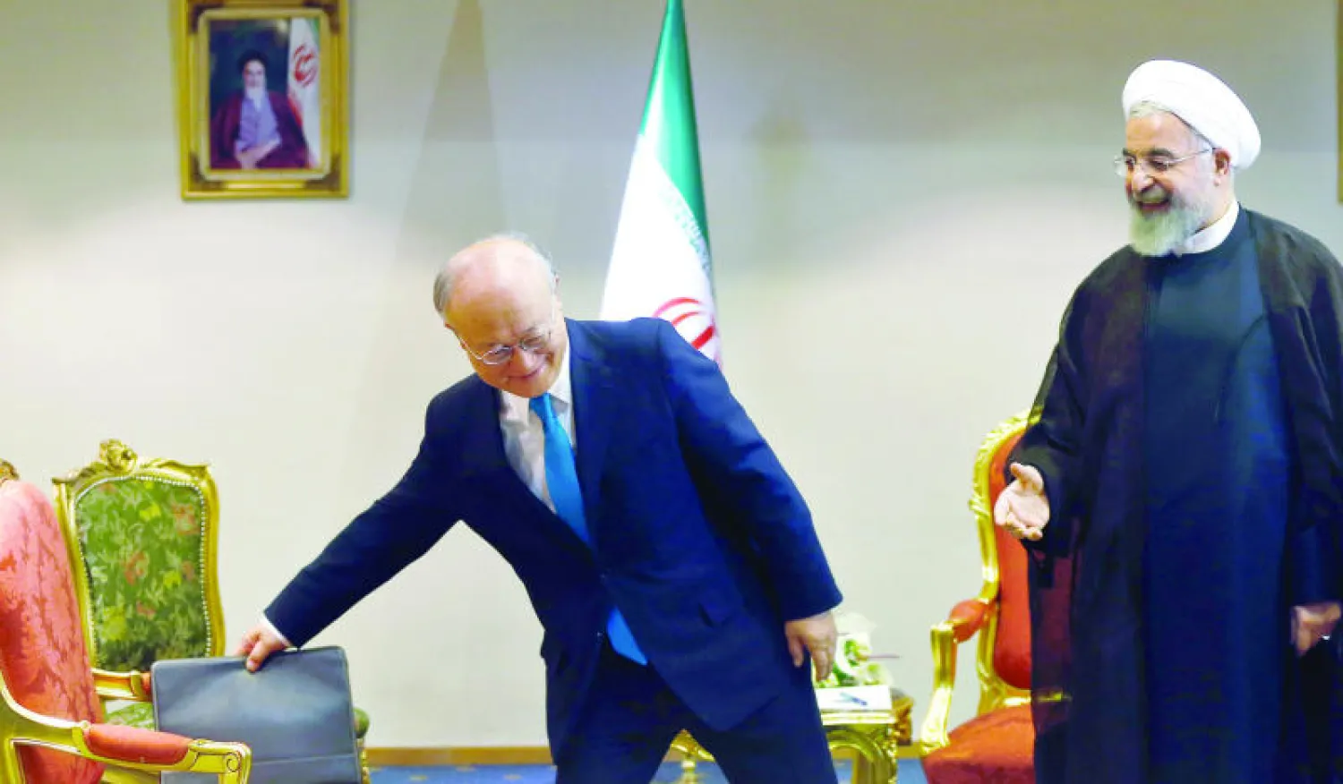 أمين عام الوكالة الدولية للطاقة الذرية يوكيا أمانو لدى لقائه الرئيس الإيراني حسن روحاني بداية الشهر الجاري في طهران (إ.ب.أ)