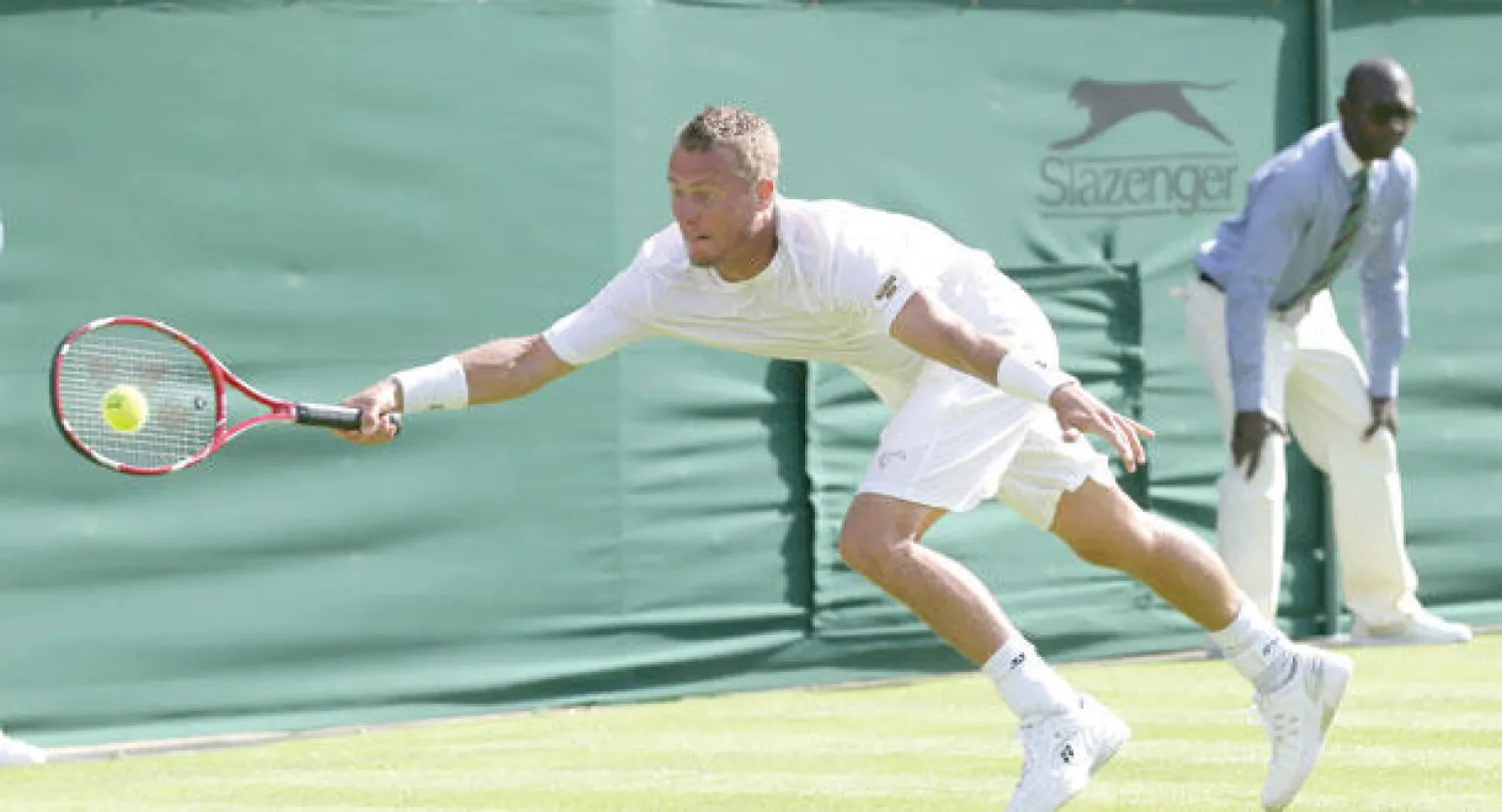 المخضرم هيويت عاد لتقديم مشاركاته الساحرة في بطولة «كأس ديفيز» (أ.ب)