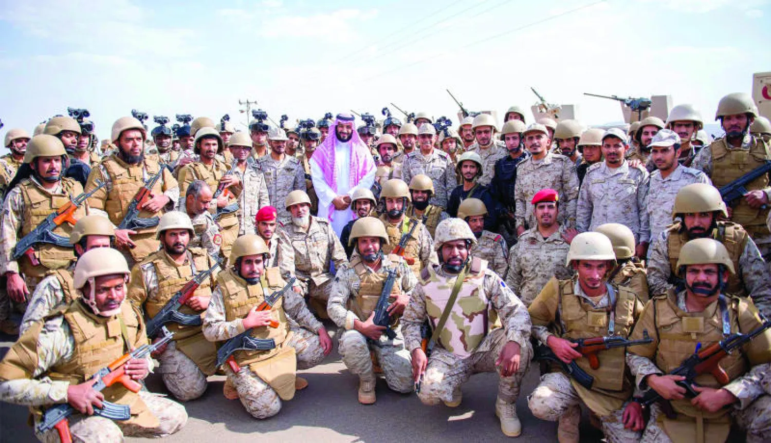 الأمير محمد بن سلمان في صورة جماعية مع الوحدات المتقدمة التابعة للقوات المسلحة بالمنطقة الجنوبية (واس)