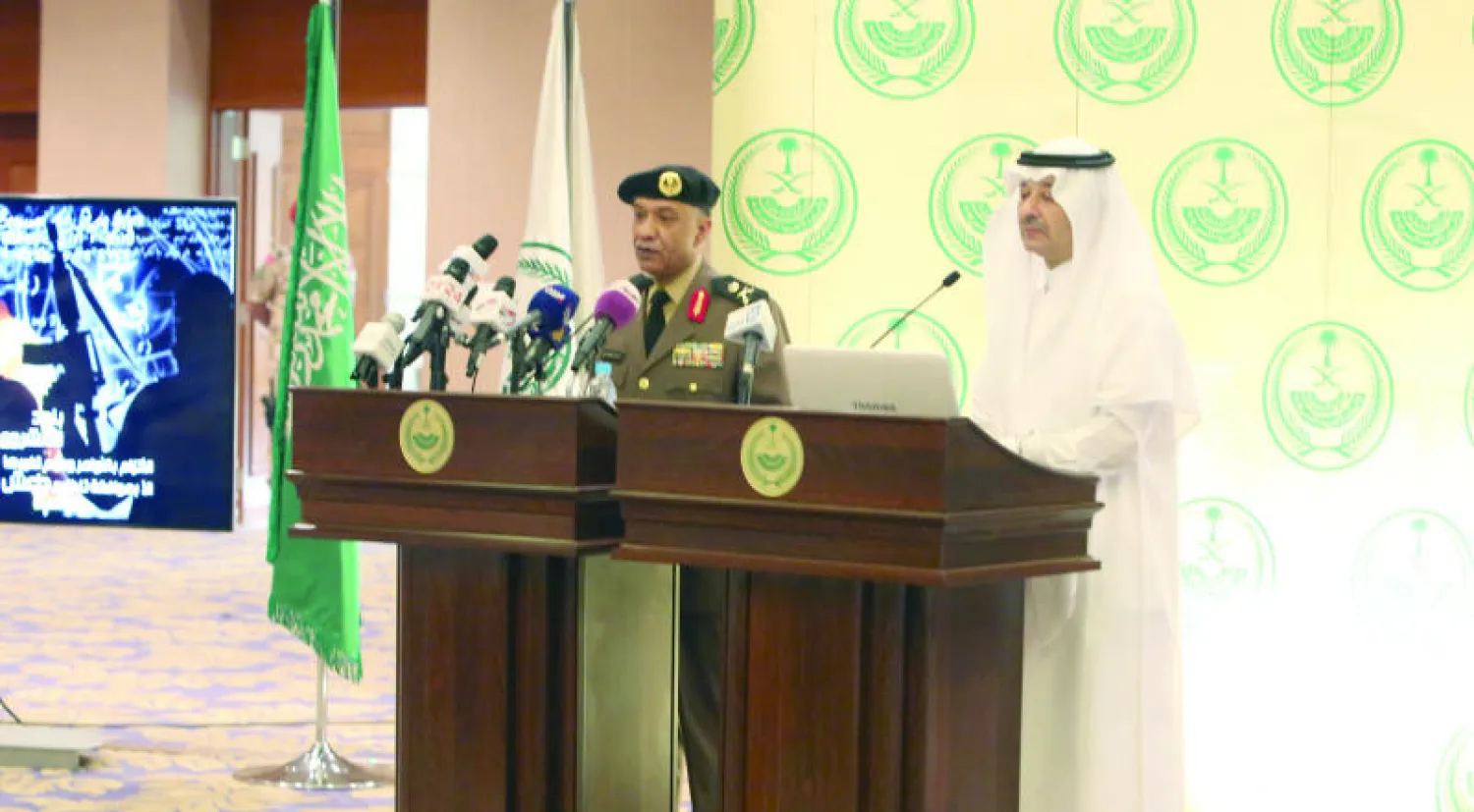 المتحدث الأمني اللواء التركي والمسؤول في وزارة الداخلية بسام عطية خلال المؤتمر الصحافي في الرياض أمس (واس)