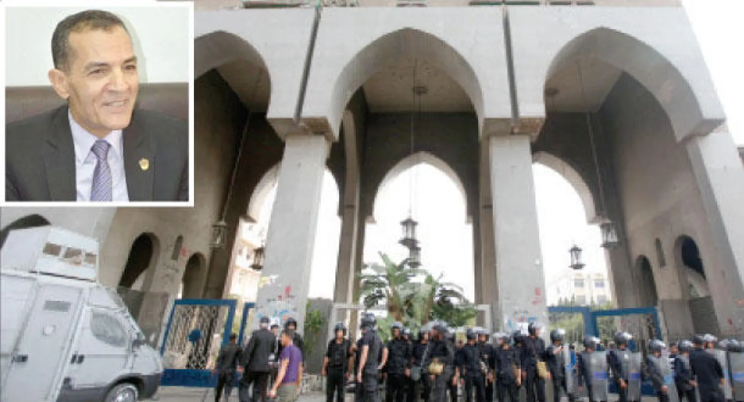 في الاطار د. عبد الحي عزب رئيس جامعة الأزهر، و صورة أرشيفية لتدخل قوات الأمن المصري خلال أحداث العنف التي عرفتها جامعة الأزهر بالقاهرة في أكتوبر سنة 2013 (غيتي)