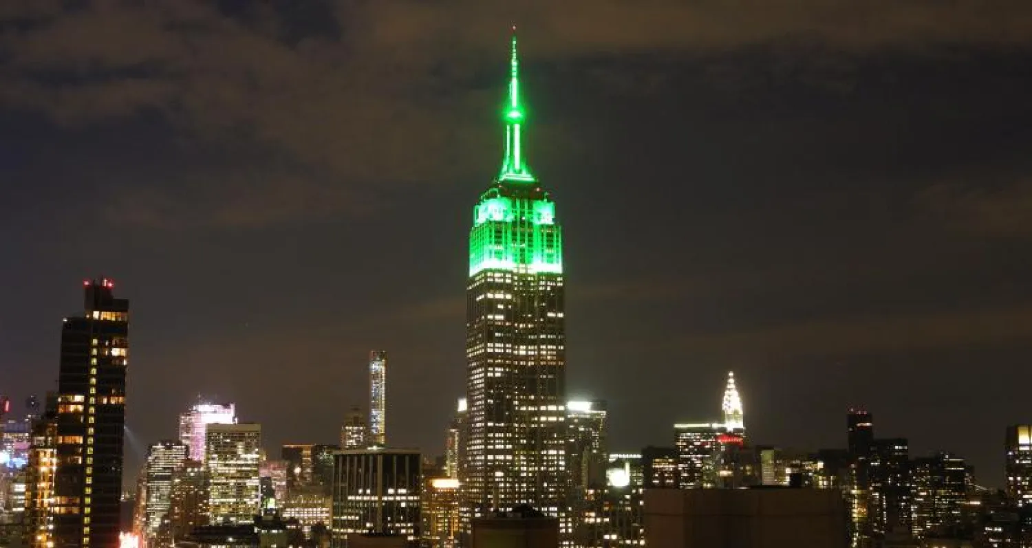 مبنى «إمباير ستايت» يتزين باللون الأخضر احتفالاً بالعيد