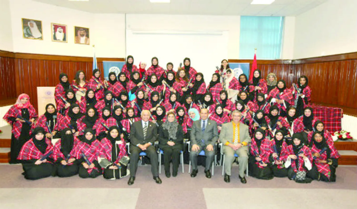 مجموعة من طالبات كلية آل مكتوم للتعليم العالي خلال حفل تخرج في عام سابق