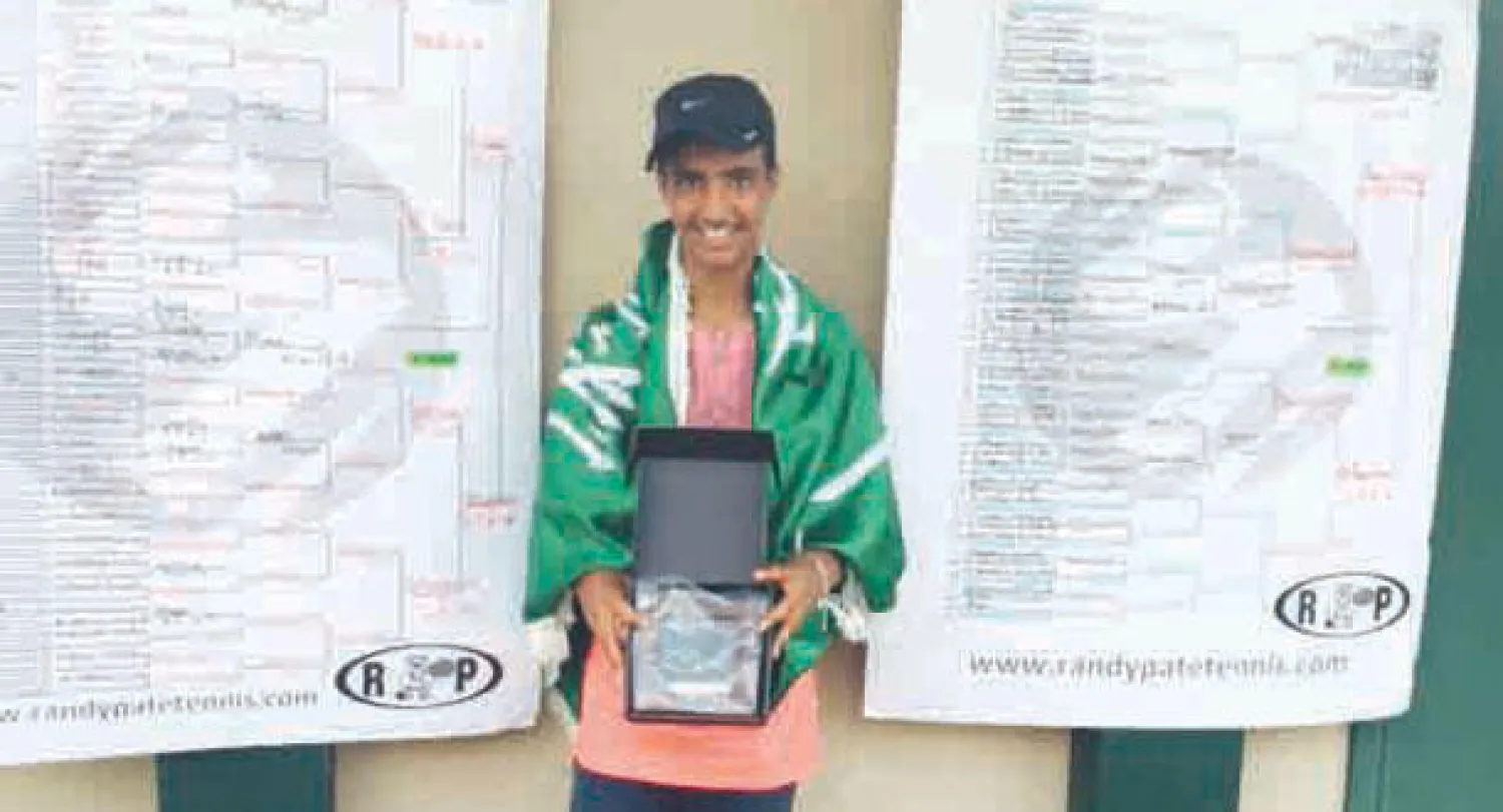 سعود الحقباني بعد التتويج بلقب البطولة («الشرق الأوسط»)