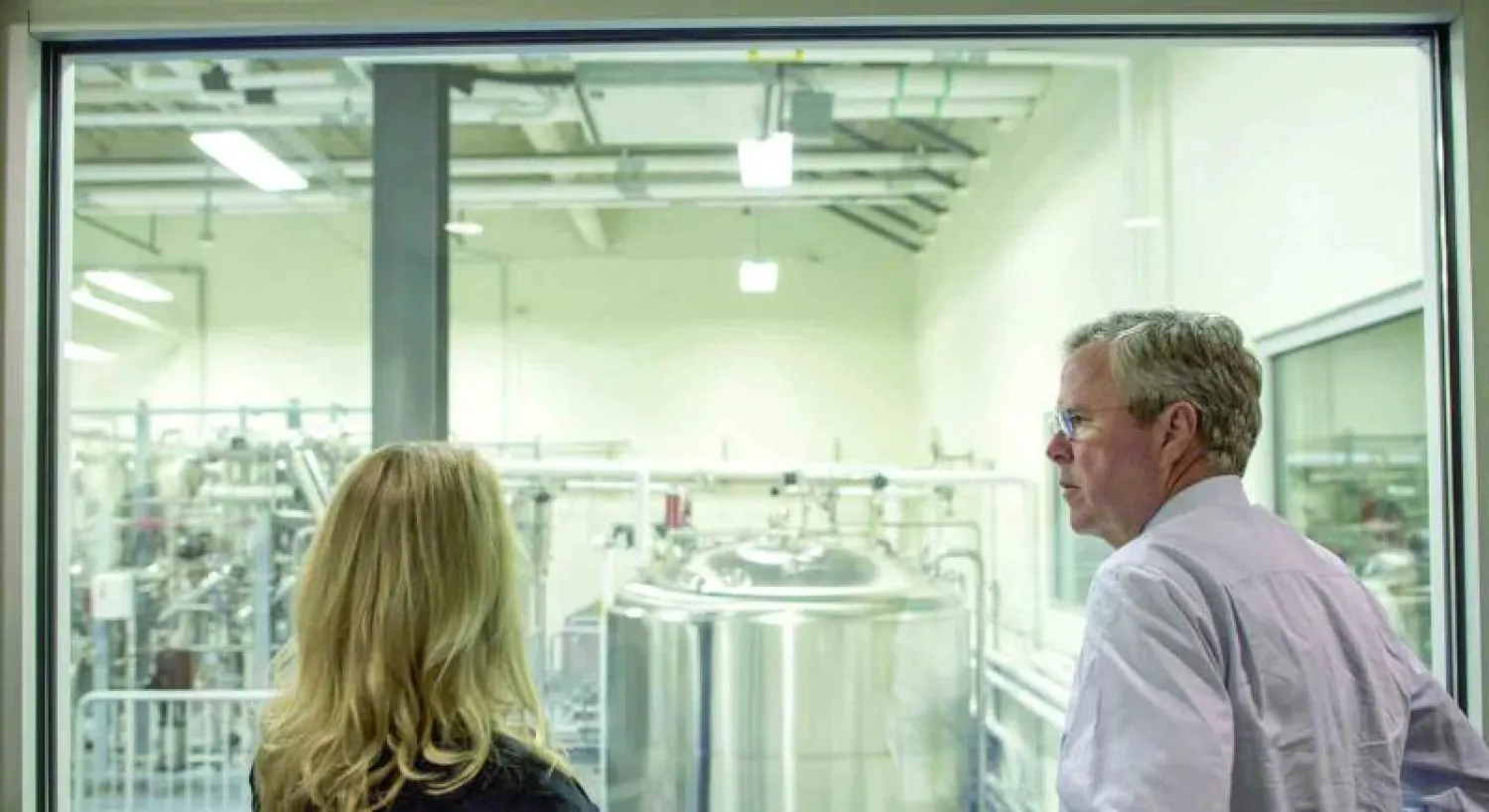 جيب بوش في منزل والديه حيث استضاف متبرعين أثرياء لجمع أموال استعداداً لمعركة الانتخابات الرئاسية ({واشنطن بوست})