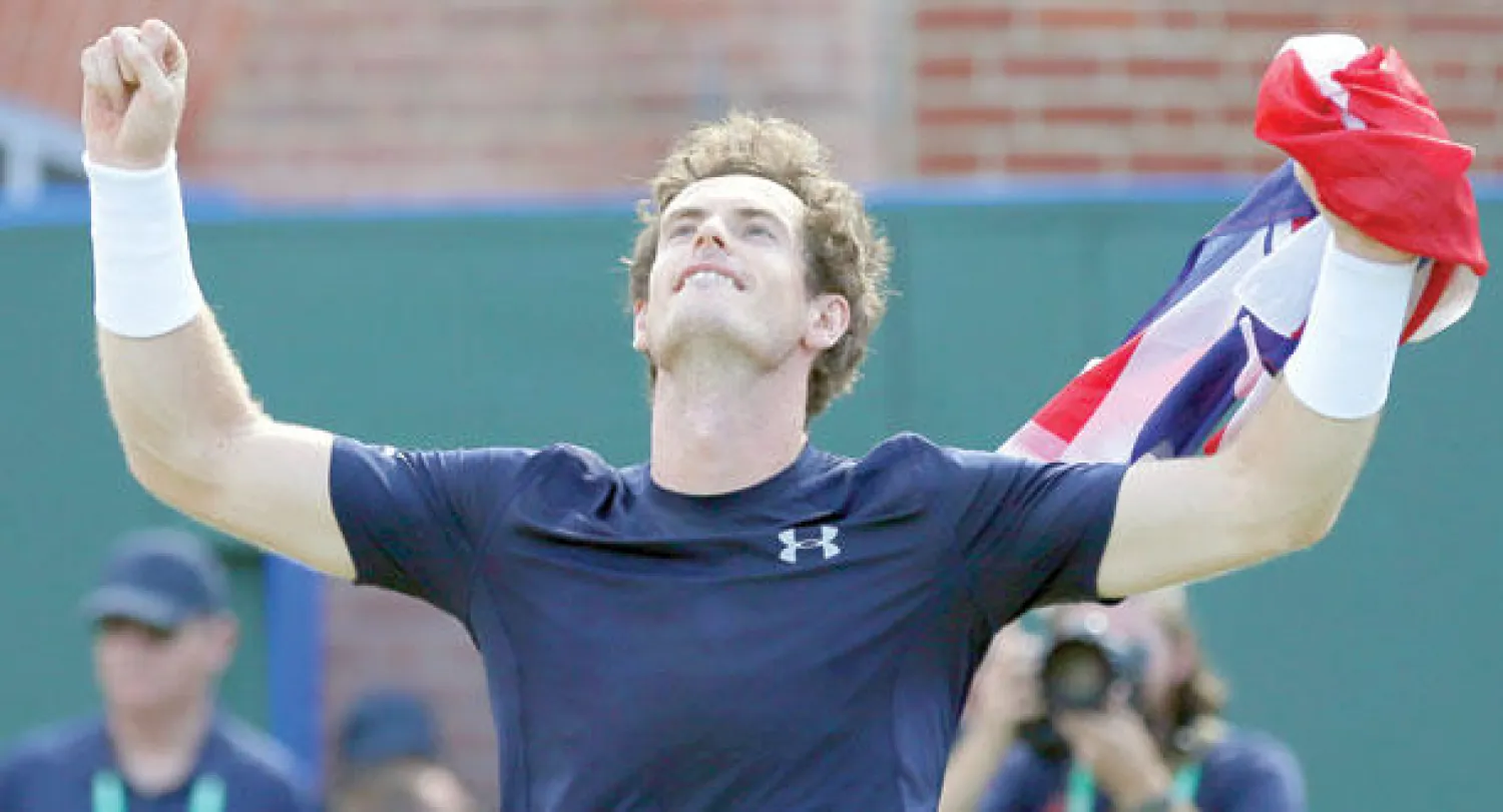 موراي يحتفل بفوزه على سيمون وقيادة بريطانيا لنصف النهائي (أ.ب)