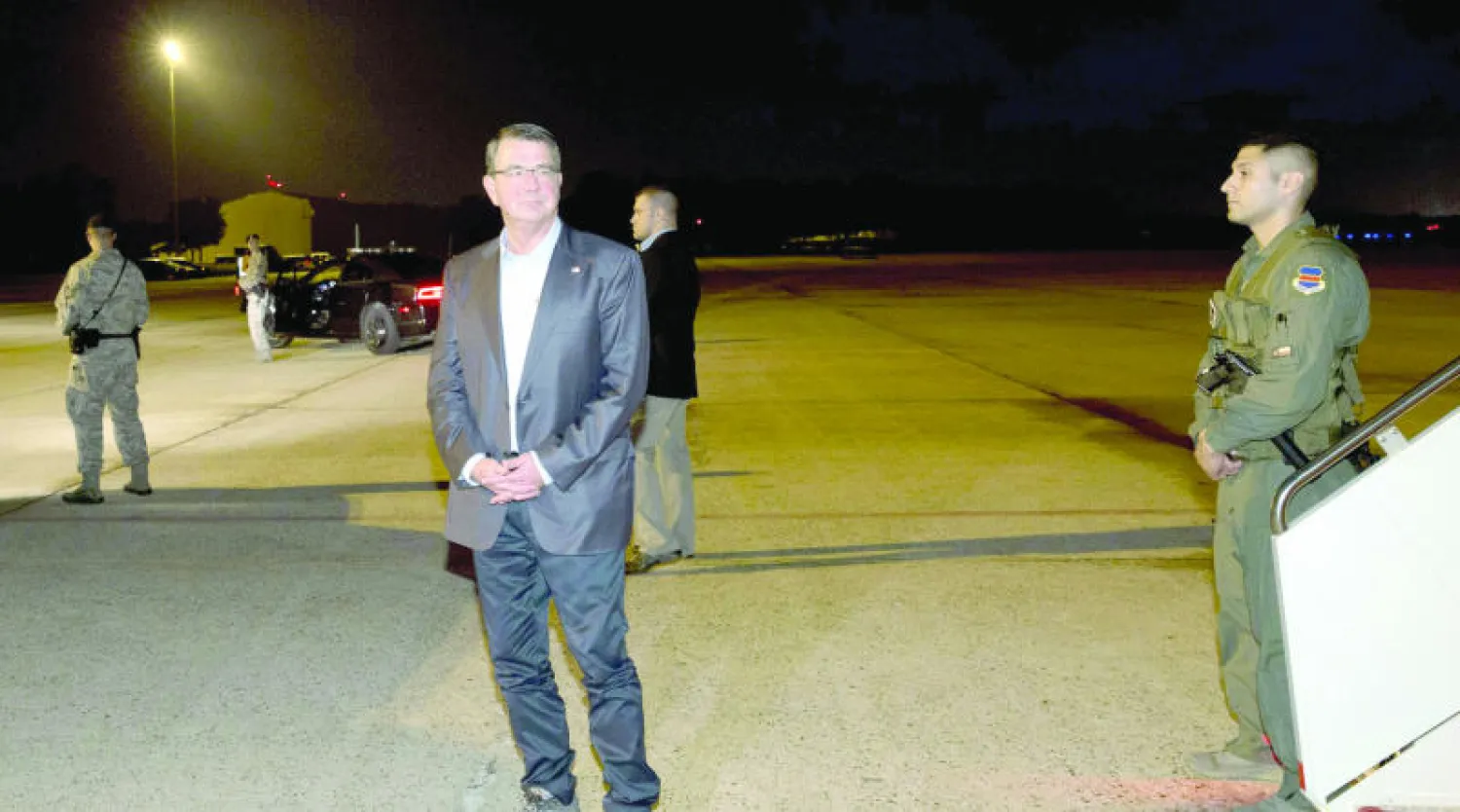 وزير الدفاع الأميركي آشتون كارتر في قاعدة أندروز العسكرية قبل مغادرته متوجها إلى إسرائيل أمس (أ.ف.ب)