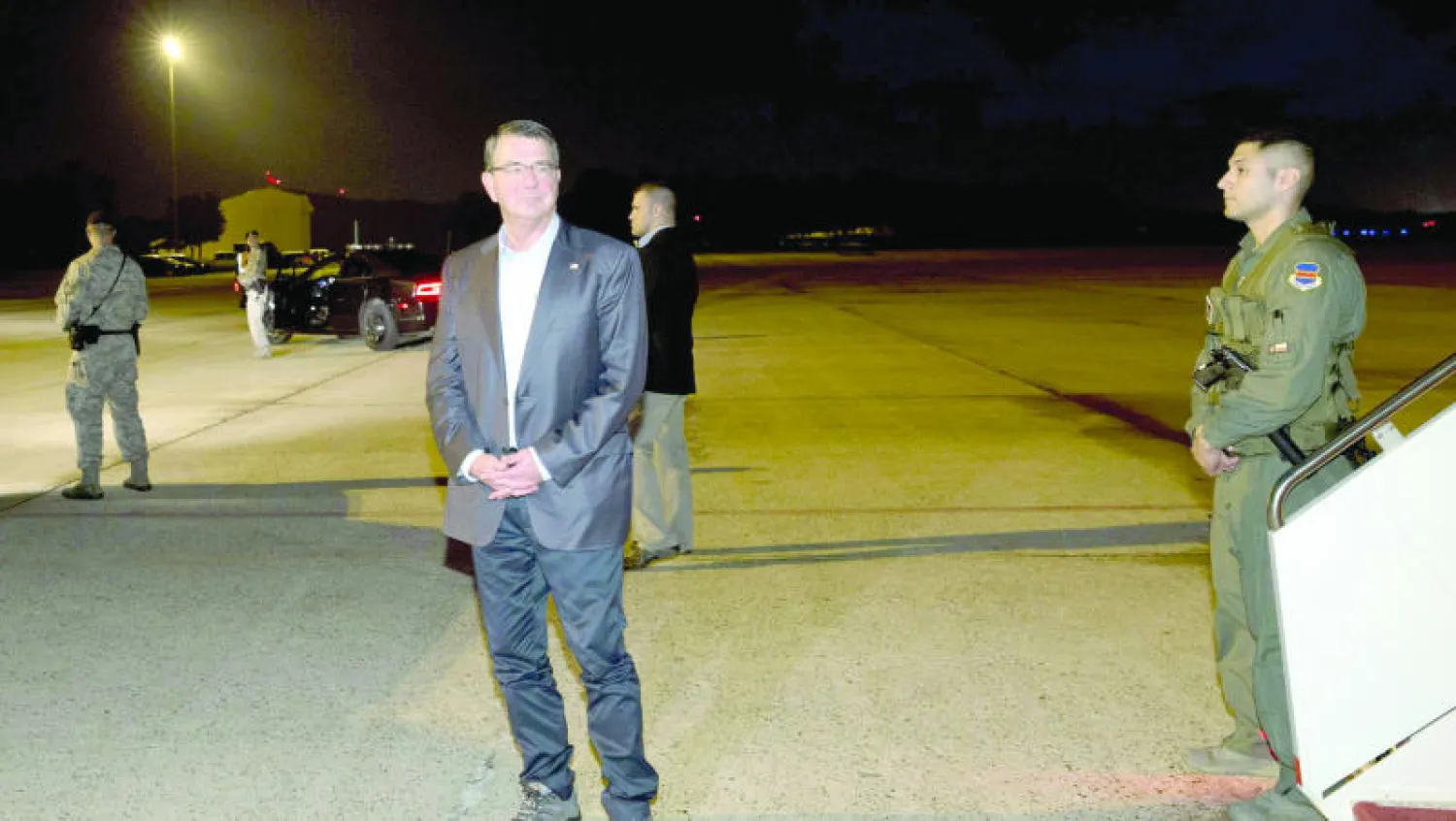 وزير الدفاع الأميركي آشتون كارتر في قاعدة أندروز العسكرية قبل مغادرته متوجها إلى إسرائيل أمس (أ.ف.ب)