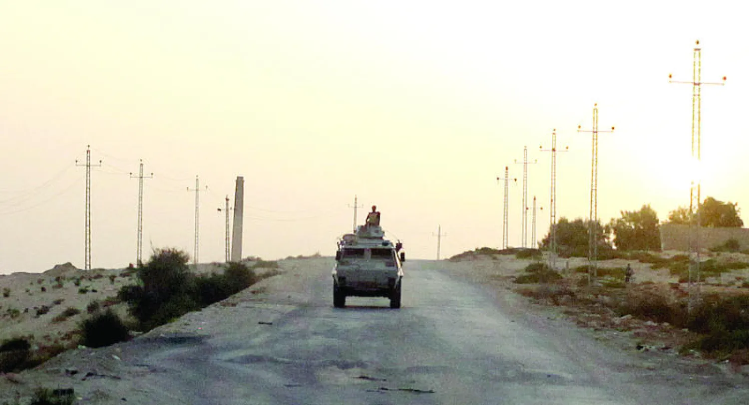 مركبة عسكرية مصرية على الطريق السريع في شمال سيناء (رويترز)