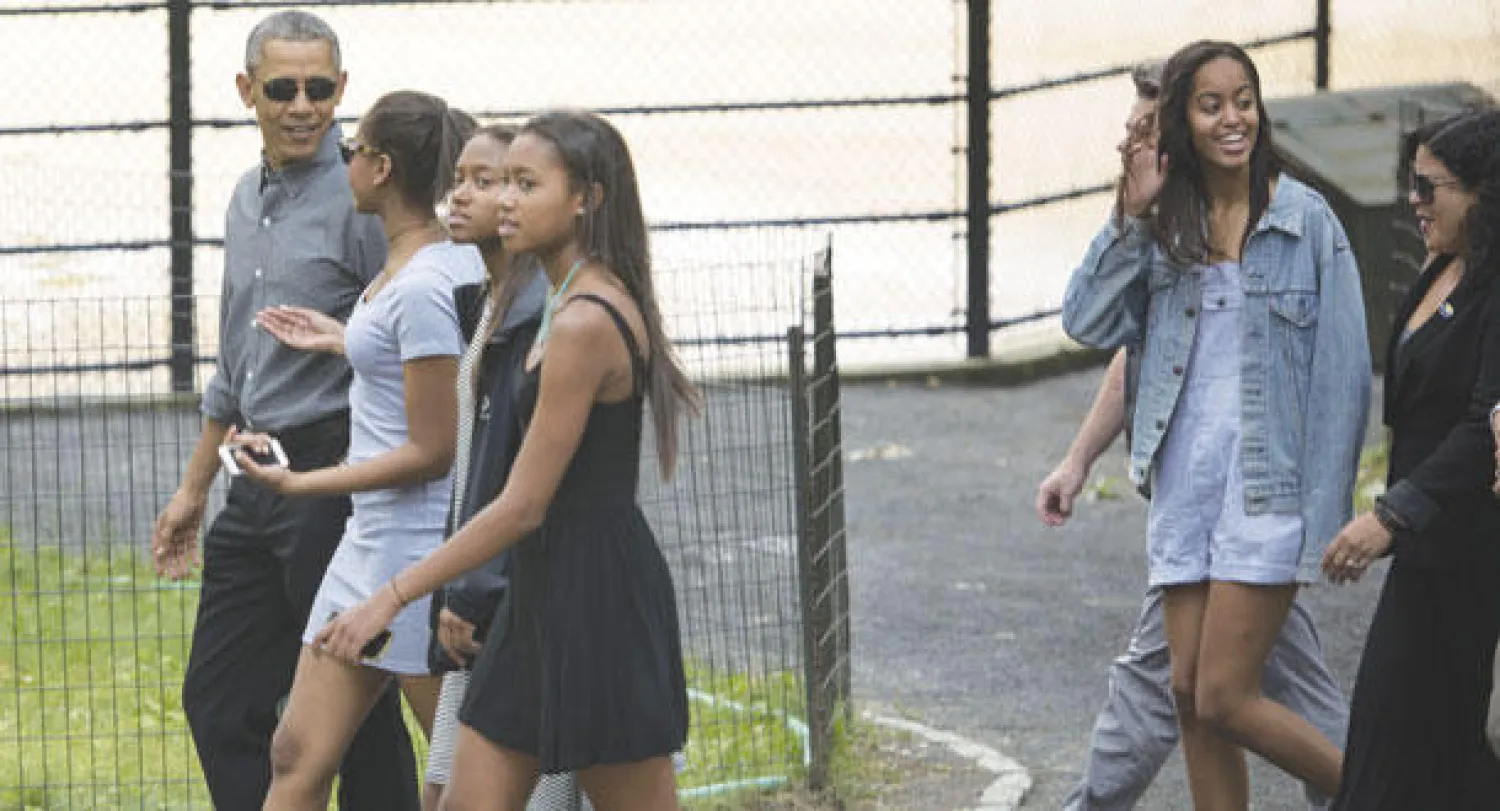 الرئيس أوباما في جولة مع ابنتيه وآخرين في مدينة نيويورك (أ.ف.ب)