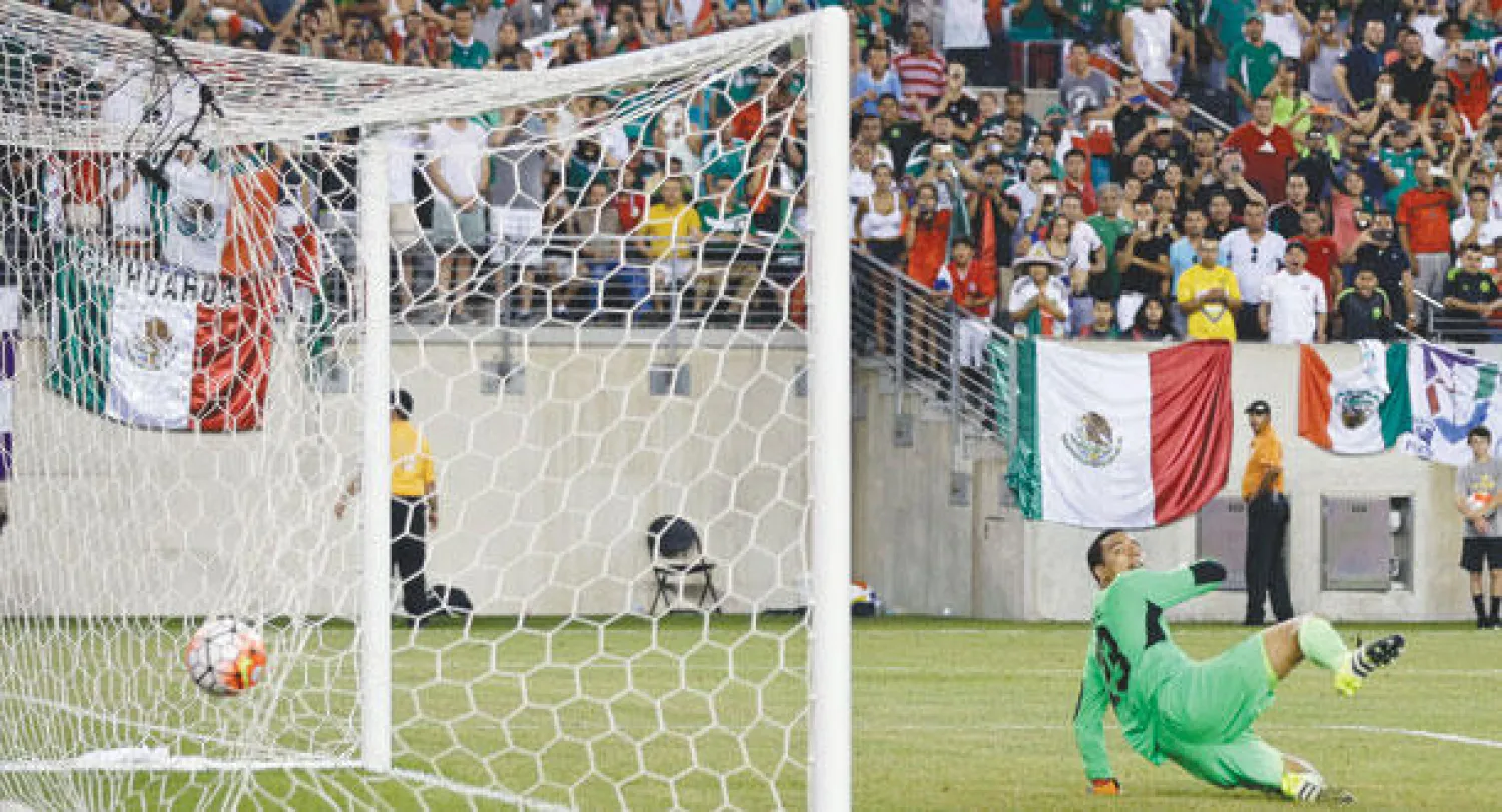 الفارادو حارس كوستاريكا يفشل في التصدي لتسديدة المكسيكي غواردادو من ضربة الجزاء (أ.ب)