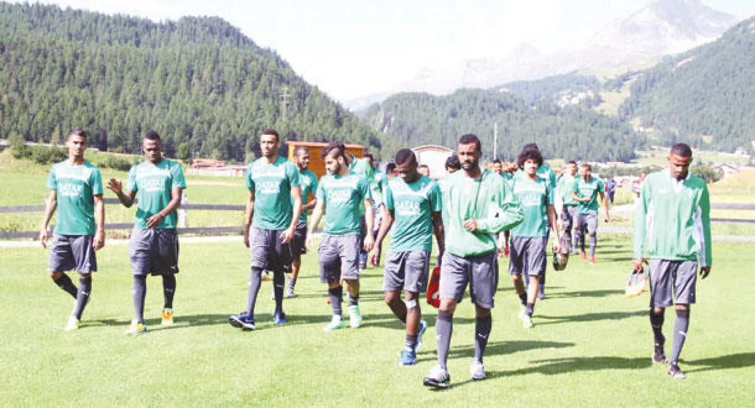 لاعبو الأهلي قبل انطلاق التدريبات أمس (المركز الإعلامي بالنادي الأهلي)