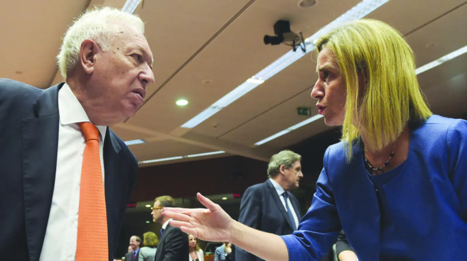 وزير الخارجية الإسباني يتحدث مع مسؤولة السياسة الخارجية بالاتحاد الأوروبي بمقر الاتحاد الأوروبي في بروكسل (أ.ف.ب)