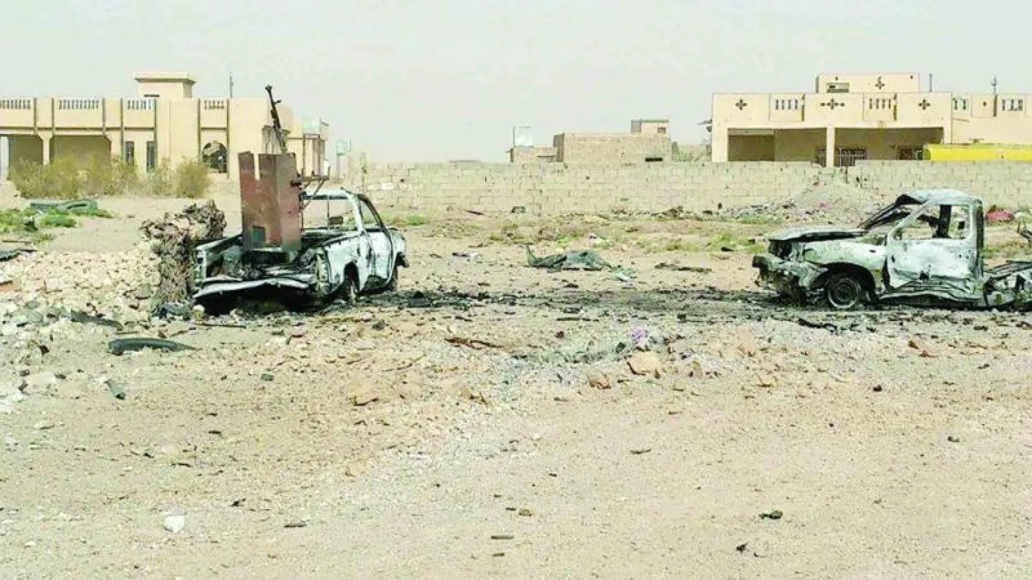 شاحنتان تابعتان لتنظيم داعش دمرتا في قصف لطيران التحالف الدولي في منطقة الطاش جنوب الرمادي (أ.ب)