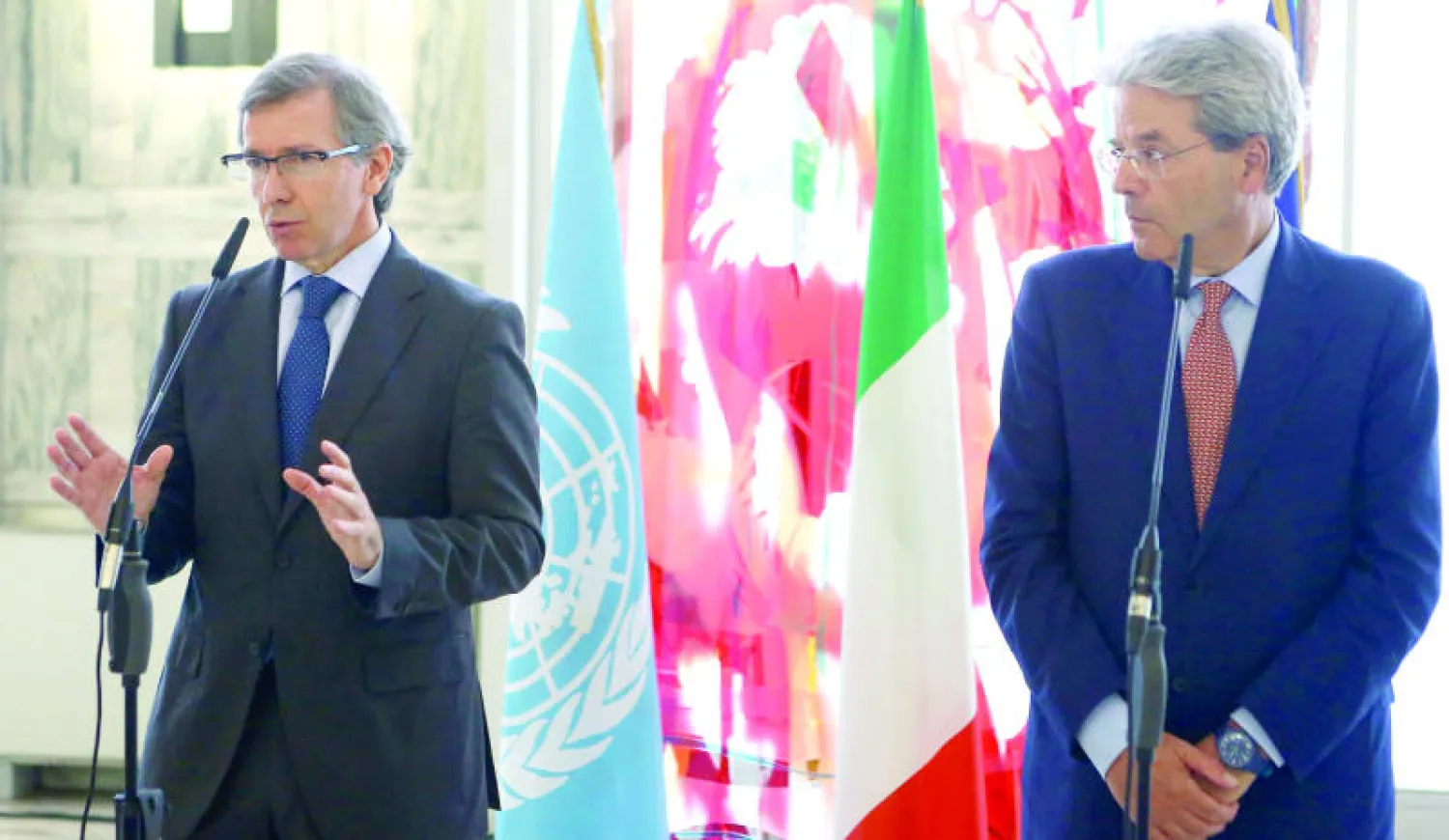 وزير الخارجية الإيطالي باولو جينتيلوني مع الممثل الخاص للأمم المتحدة إلى ليبيا برناردينو ليون خلال مؤتمر صحافي في روما أمس (أ.ب)