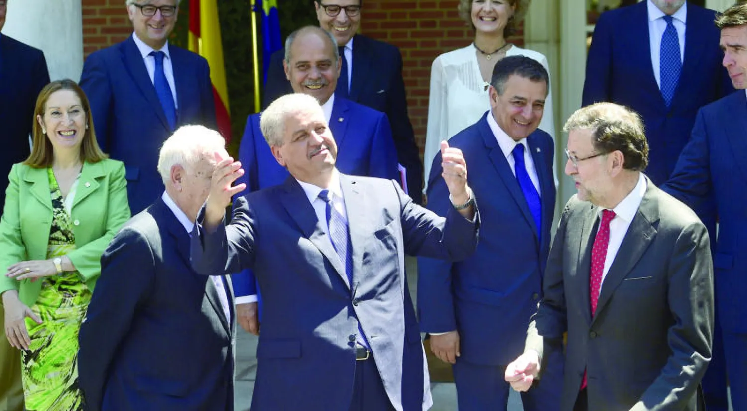 رئيس الحكومة الجزائرية عبد المالك سلال مع نظيره الإسباني ماريانو راخوي في قصر مونكلوا بمدريد خلال مشاركته أمس في الدورة السادسة للاجتماع الجزائري - الإسباني رفيع المستوى (أ.ف.ب)