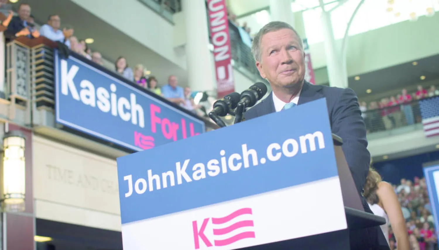 حاكم أوهايو جون كاسيتش خلال إعلانه من الولاية أمس انضمامه إلى سباق الانتخابات التمهيدية للحزب الجمهوري بأمل الفوز للترشح في انتخابات الرئاسة (أ.ب)