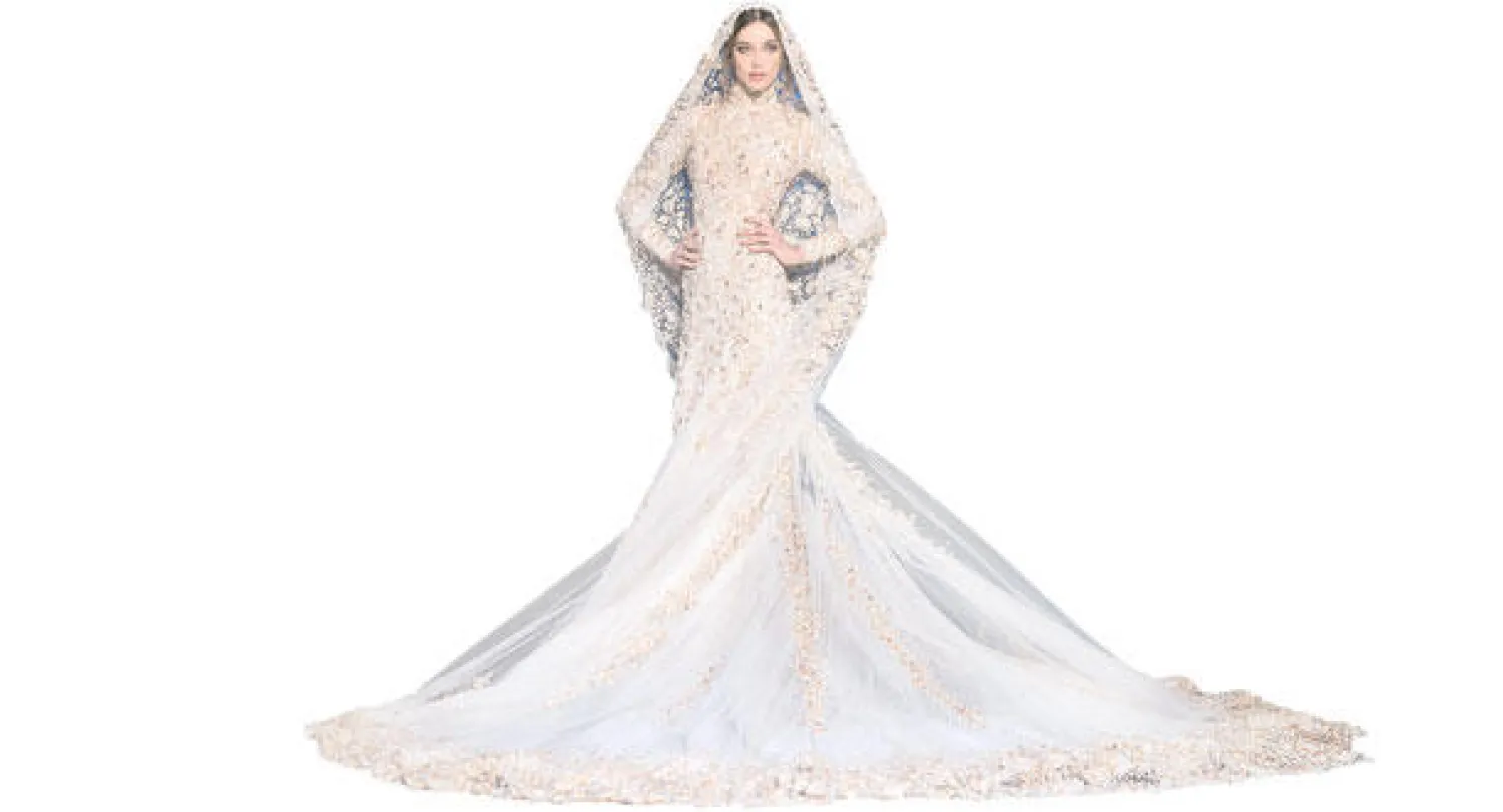 الفستان مزيج من الكلاسيكية والرومانسية العصرية التي توقظ الحلم بداخل أي امرأة