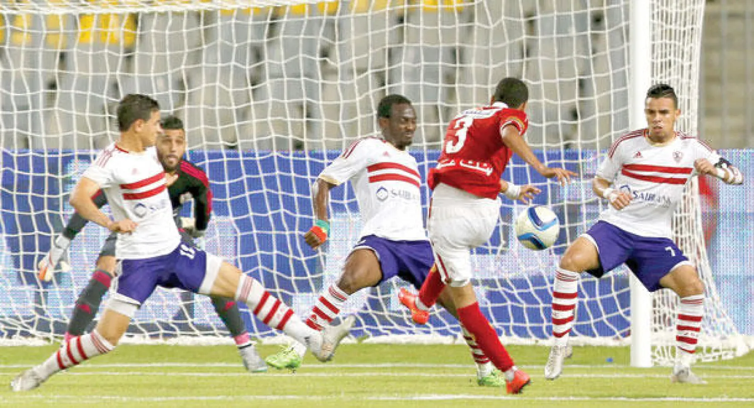 مؤمن زكريا (رقم 3) يسدد ويحرز هدف الأهلي الأول (رويترز)