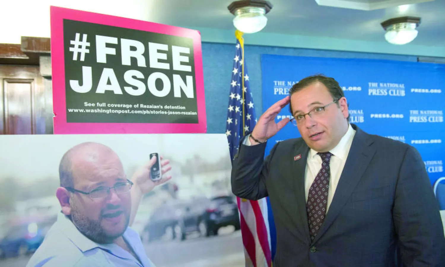 علي رضايان شقيق جيسون رضايان مدير مكتب صحيفة «واشنطن بوست» في طهران يتحدث عن وضع أخيه في مؤتمر صحافي في نادي الصحافة بواشنطن (أ.ب)