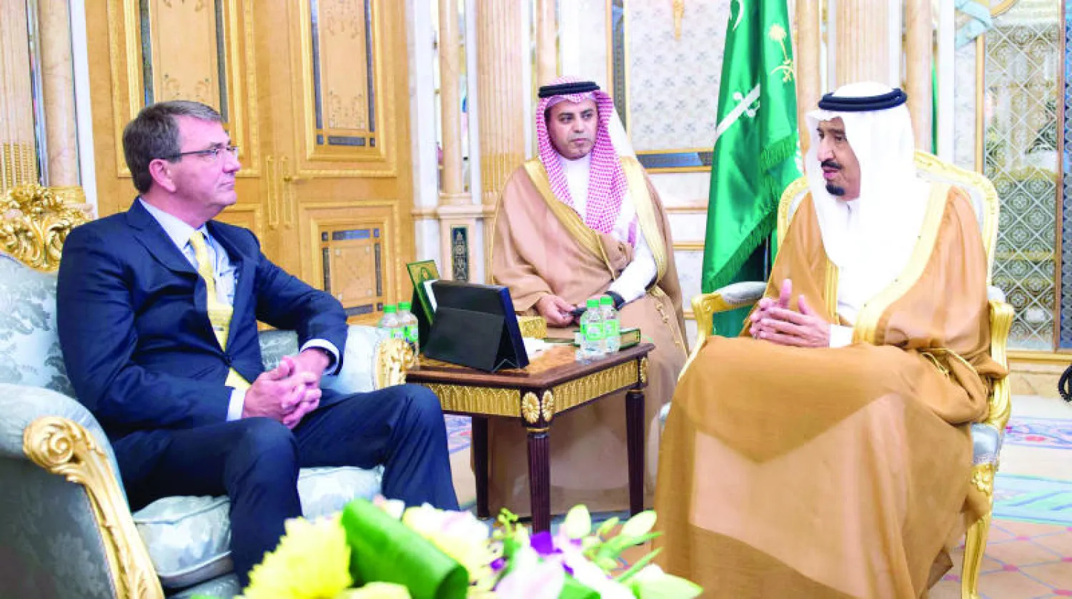 الملك سلمان لدى استقباله وزير الدفاع الأميركي آشتون كارتر في جدة أمس (واس)