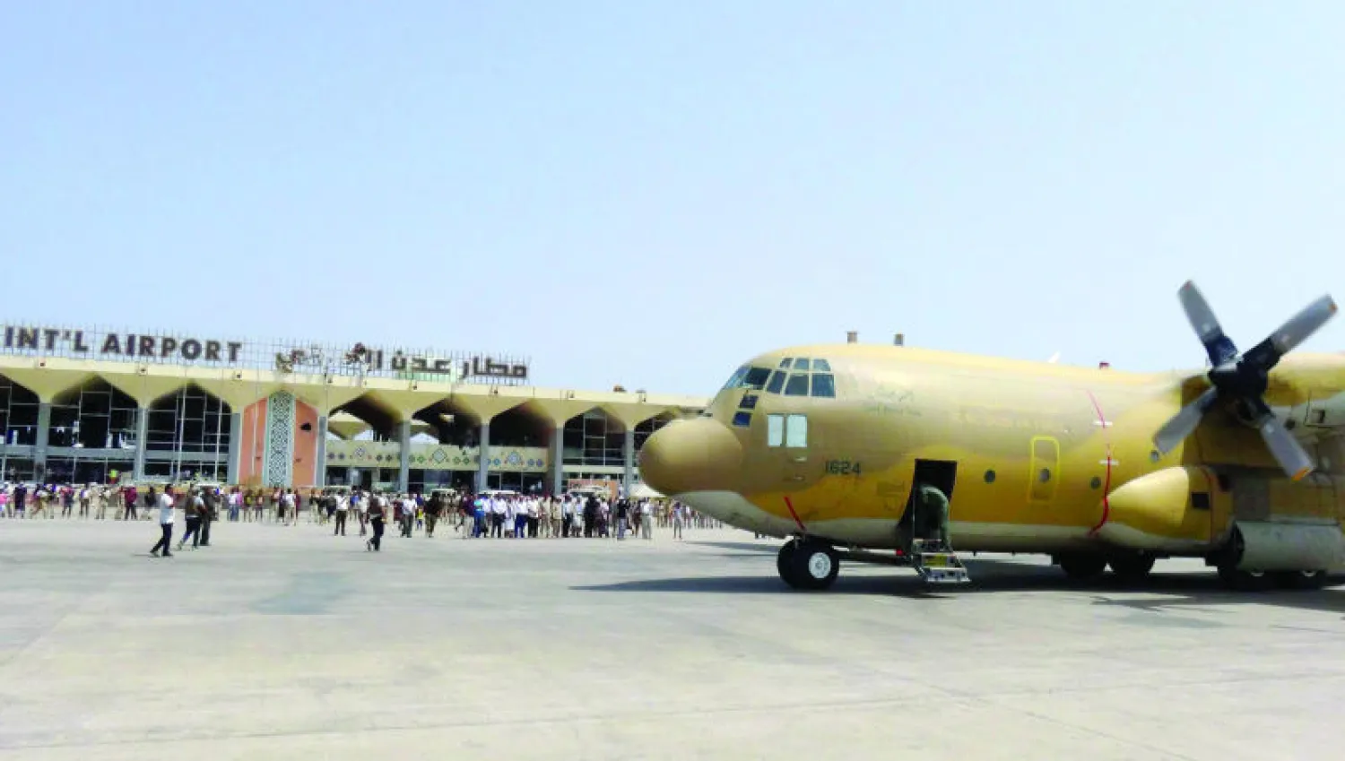 الطائرة العسكرية السعودية لدى وصولها محملة بالمساعدات الإنسانية إلى مطار عدن أمس (أ.ف.ب)