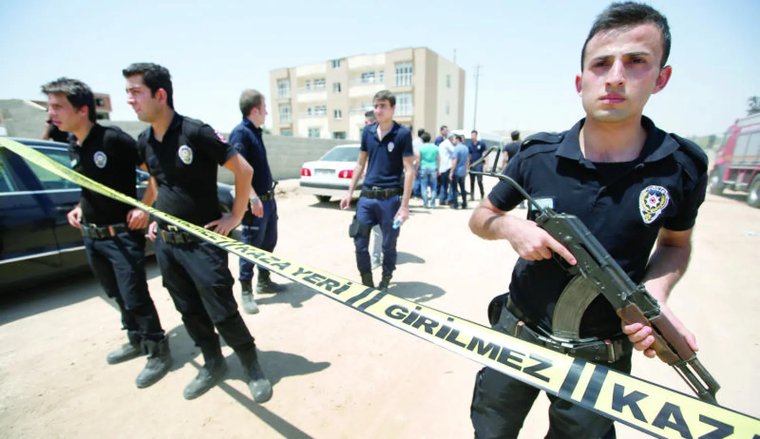 عناصر أمن أتراك ينتشرون أمس خارج مبنى في بلدة جيلان بينار قتل فيه شرطيان أمس (أ.ب)