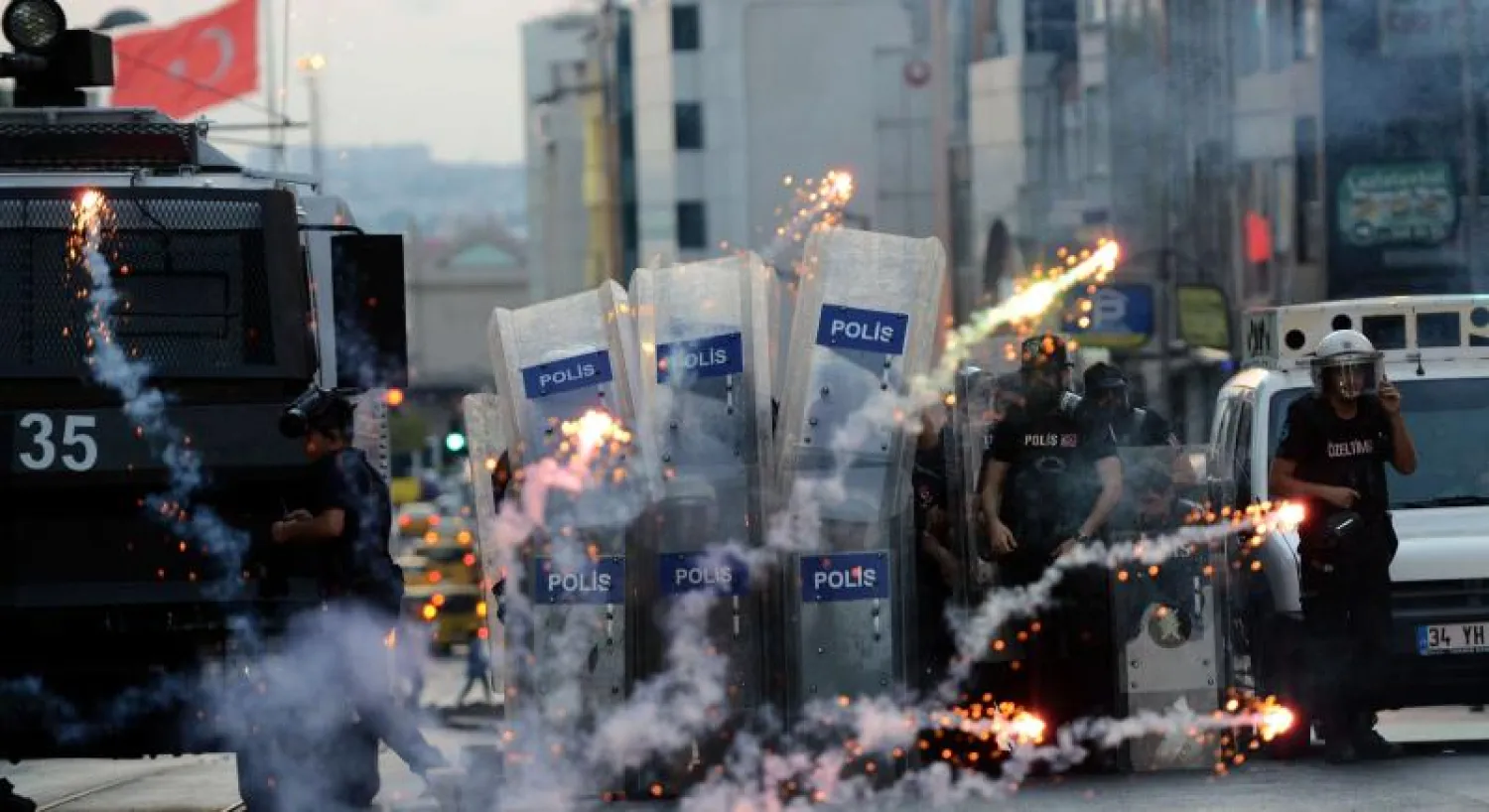 إحباط هجوم على مبنى حزب العدالة والتنمية في أنقرة.. وتوتر أمني على الحدود السورية