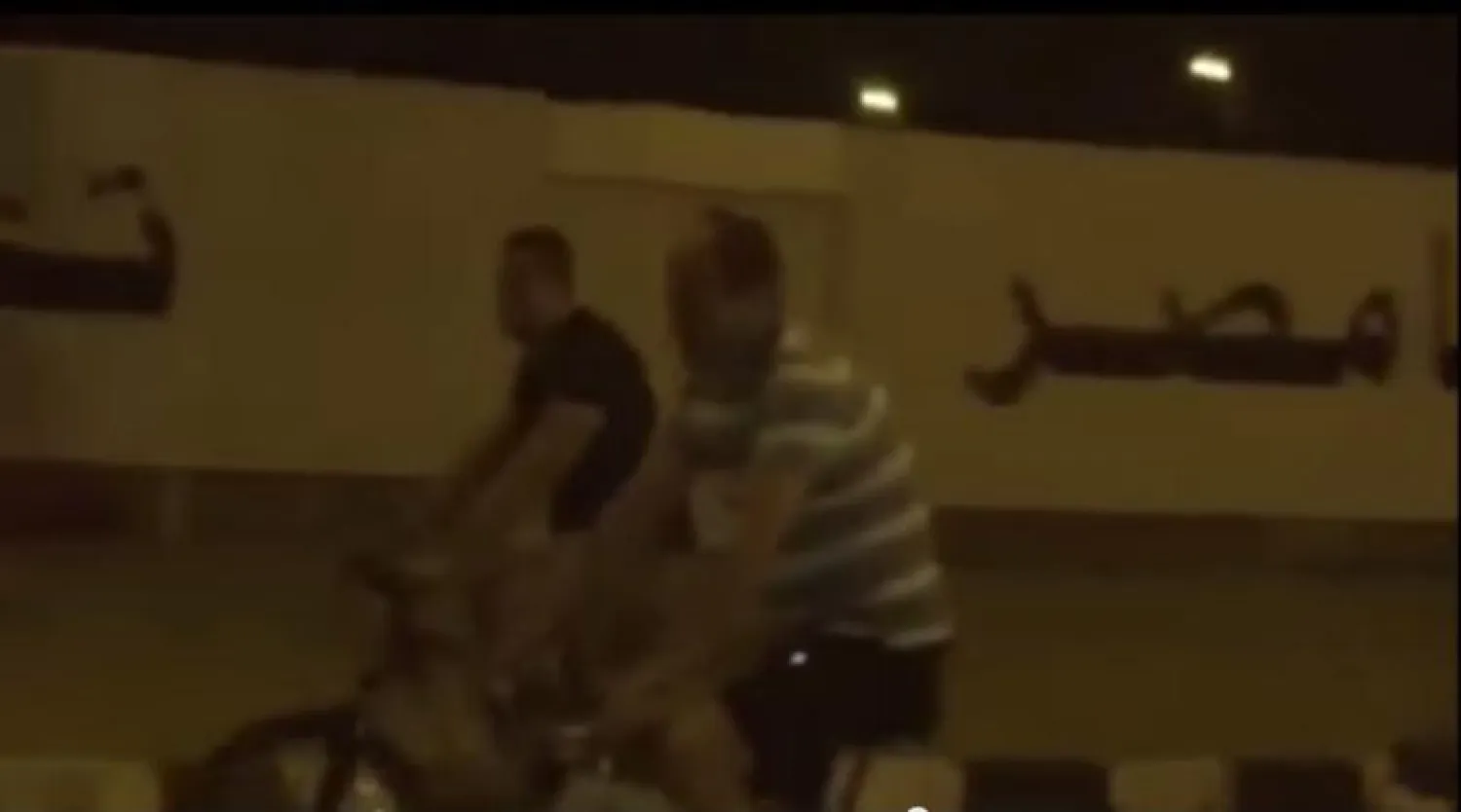 لقطة من الفيديو الذي تداوله النشطاء بالأمس