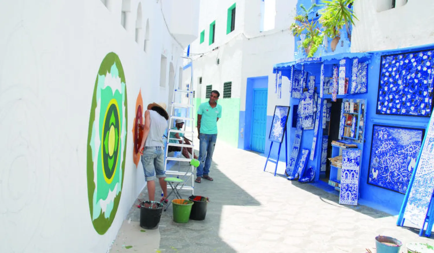 فنانون ينجزون جداريات في أزقة المدينة القديمة في أصيلة