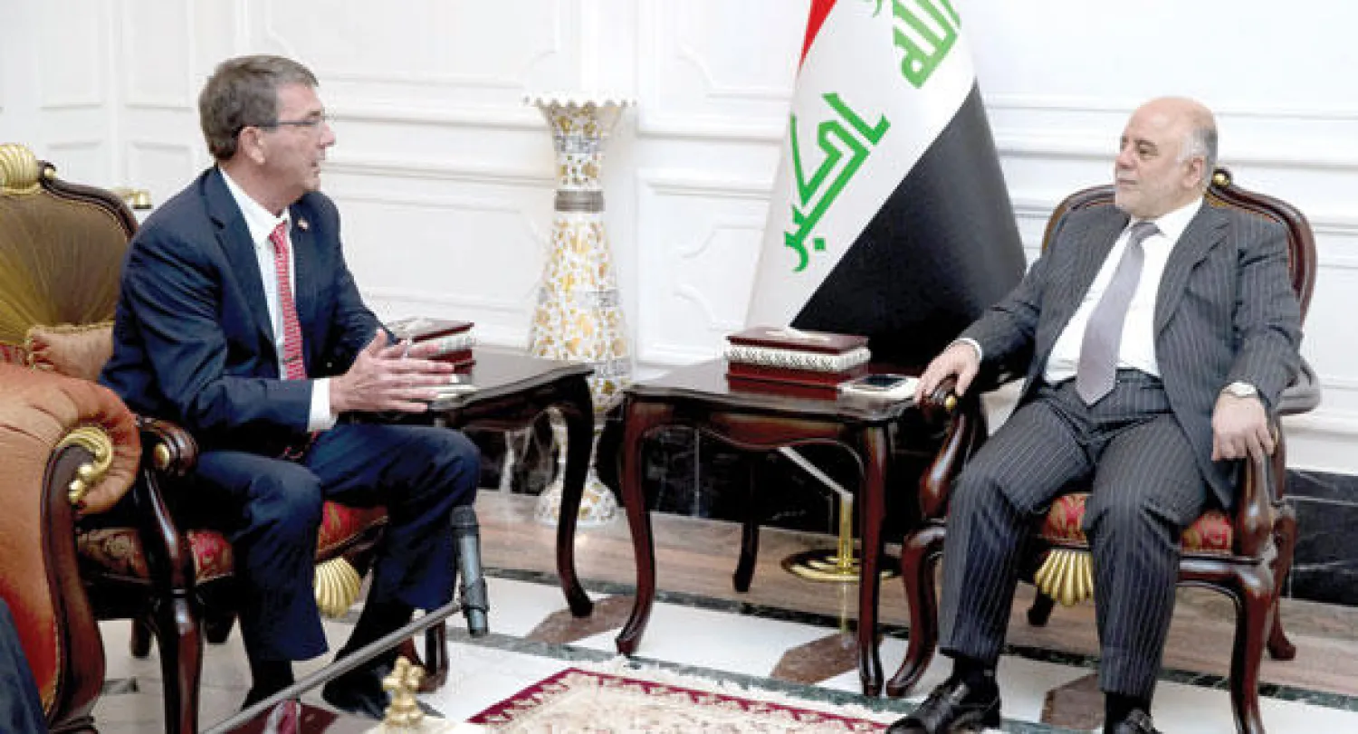 رئيس الحكومة العراقية حيدر العبادي خلال استقباله وزير الدفاع الأميركي آشتون كارتر في مكتبه برئاسة الوزراء في بغداد أمس (رويترز)