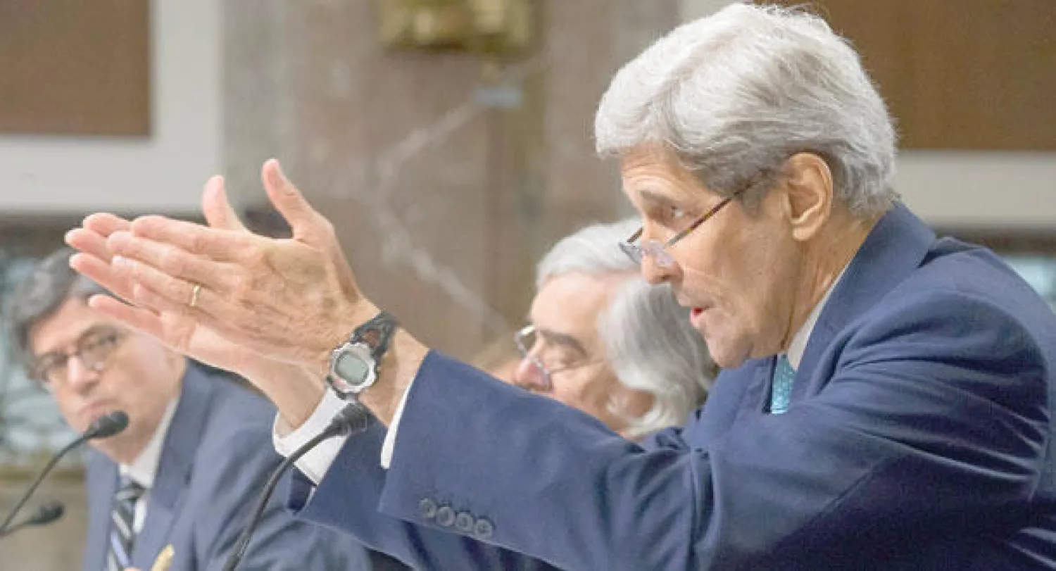 وزير الخارجية الأميركي جون كيري، ووزير الخزانة جاك لو، ووزير الطاقة إرنست مونيزيدلون بملاحظاتهم حول الاتفاق النووي أمام لجنة العلاقات الخارجية بمجلس الشيوخ، أمس في واشنطن (إ.ب.أ)