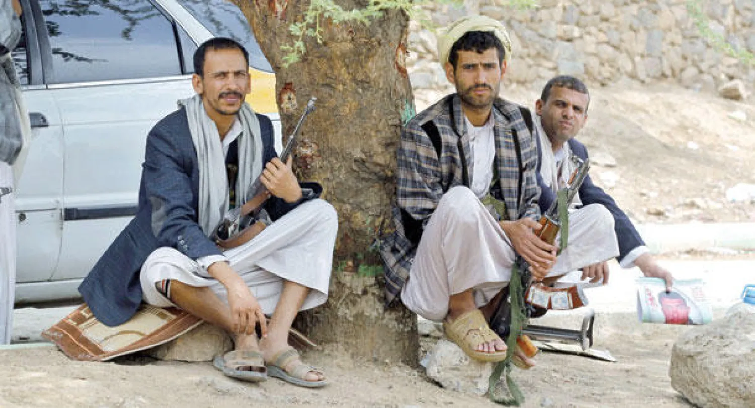 حوثيون يؤمنون بأسلحتهم تشييع قتلى منهم سقطوا بسبب انفجار سيارة مفخخة بالقرب من منزل قيادي حوثي في صنعاء (إ.ب.أ)