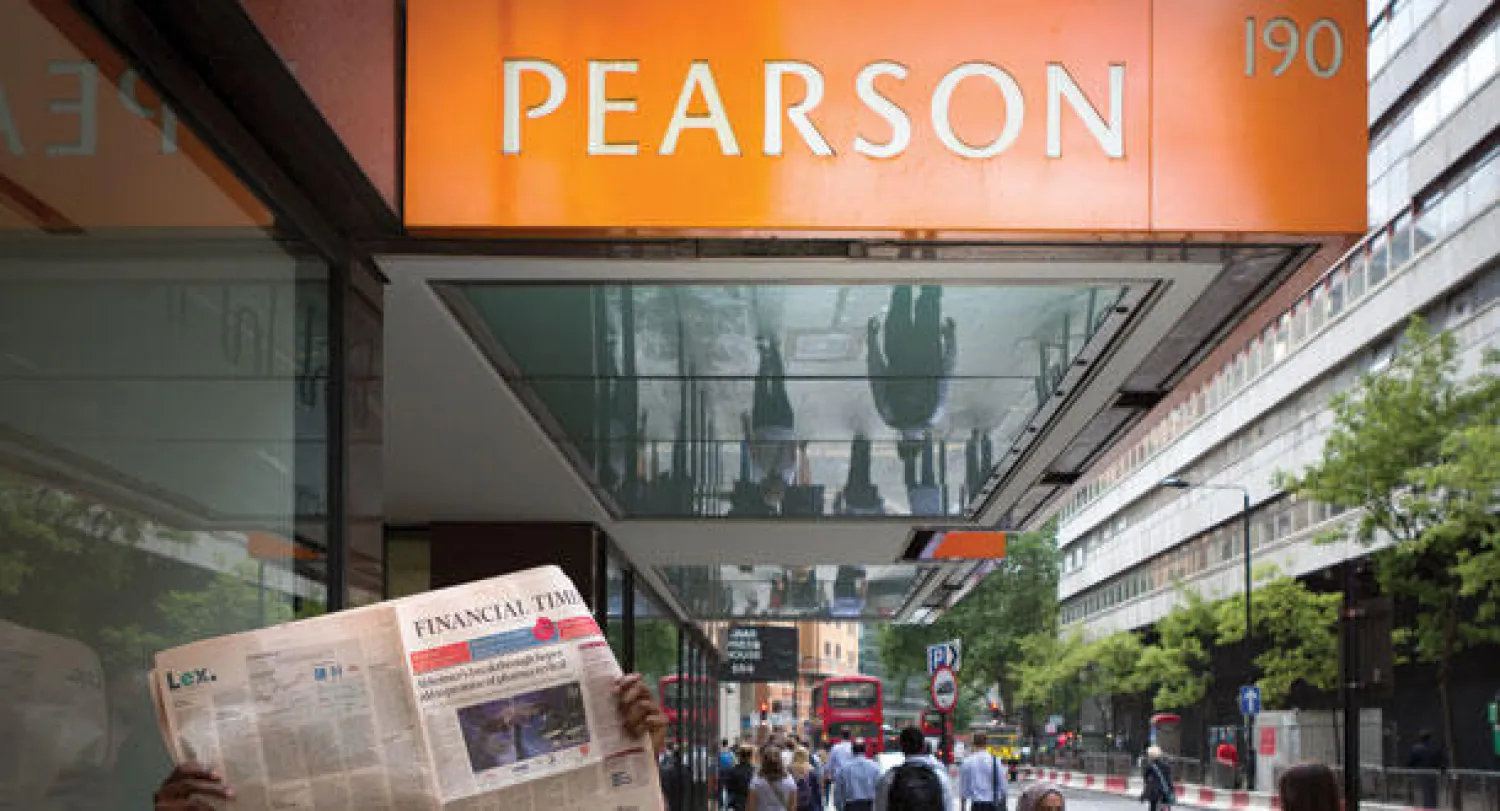 قارئ يحمل نسخة من «فاينانشال تايمز» أمام مقر «دار بيرسون» وسط لندن أمس (تصوير: جيمس حنا)