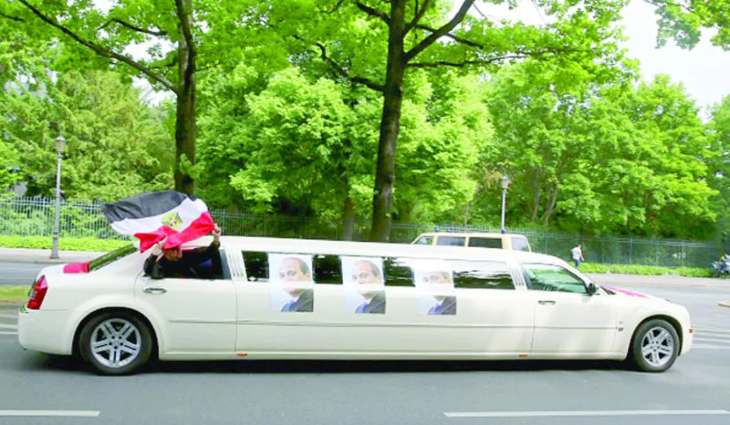 حملة تأييد واسعة من المصريين في الخارج للرئيس عبد الفتاح السيسي وتطوف مجموعة بسيارة فارهة شوارع برلين ترحيبًا بالرئيس المصري لدى وصوله القصر الرئاسي في العاصمة الألمانية مطلع الشهر الماضي (غيتي)