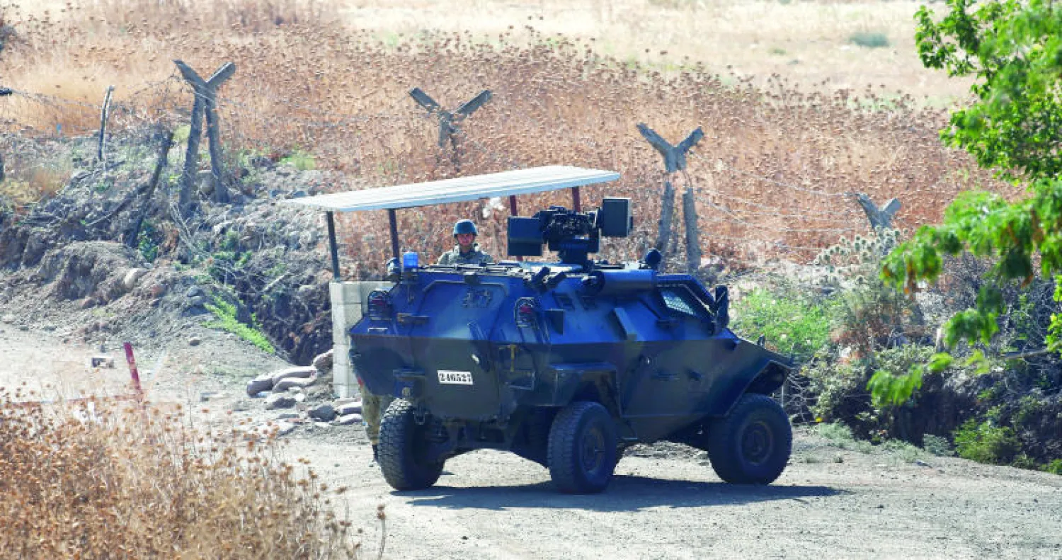 عسكري تركي يقف بجوار ناقلة جند قرب الحدود التركية السورية عند قرية سيفي إلى الشرق من مدينة كلس في المنطقة التي شهدت قصف الطيران الحربي التركي على مواقع تنظيم داعش داخل سوريا (أ.ب)