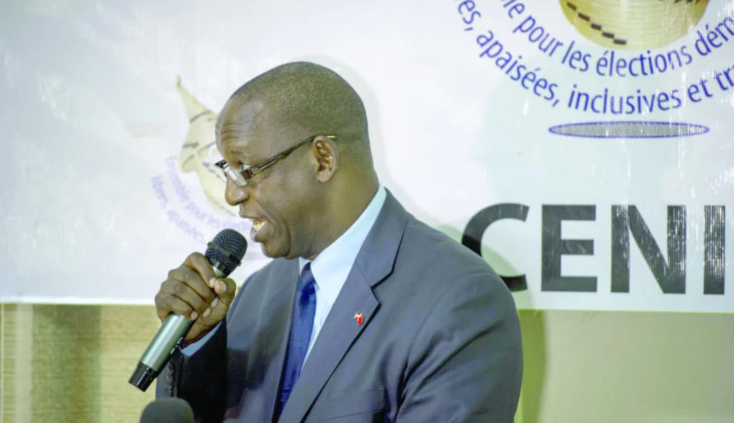 بيار كلافي ندايكاري رئيس اللجنة الوطنية المستقلة للانتخابات لحظة الإعلان عن نتائج الانتخابات أمس (أ.ف.ب)