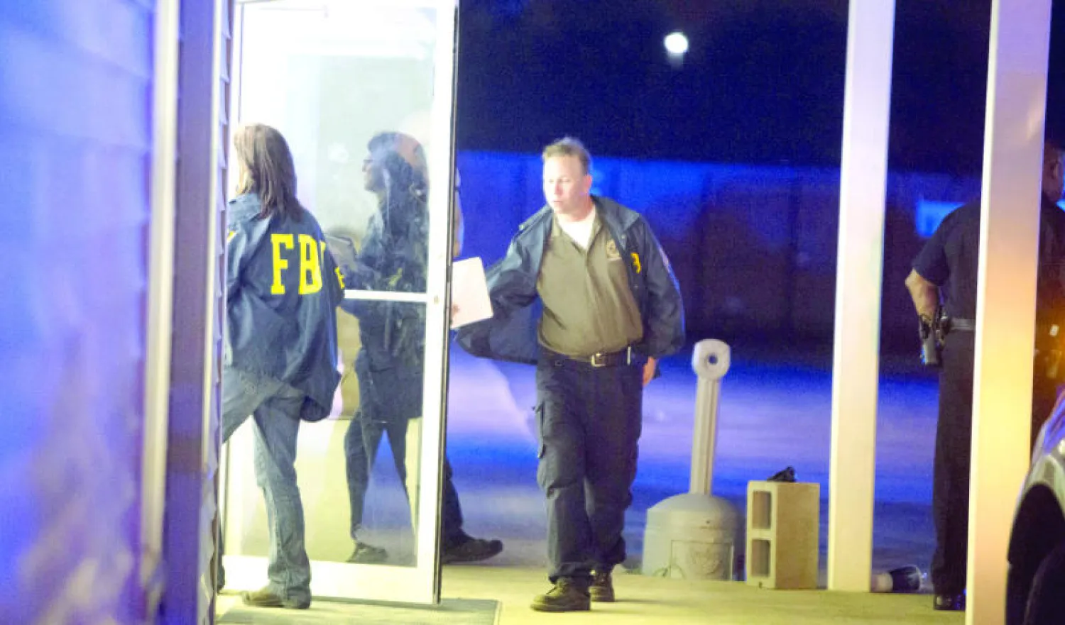 شرطة لافاييت تقف خارج دار السينما في لافاييت بولاية لويزيانا بعد الحادث الذي أودى بحياة 3 أشخاص وأصاب 7 أثناء مشاهدتهم عرضا سينمائيا (رويترز)