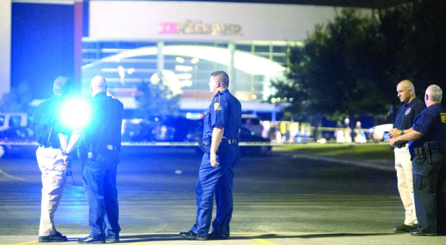 عناصر أمن أميركيون يعاينون مكان الحادث أمس (رويترز)
