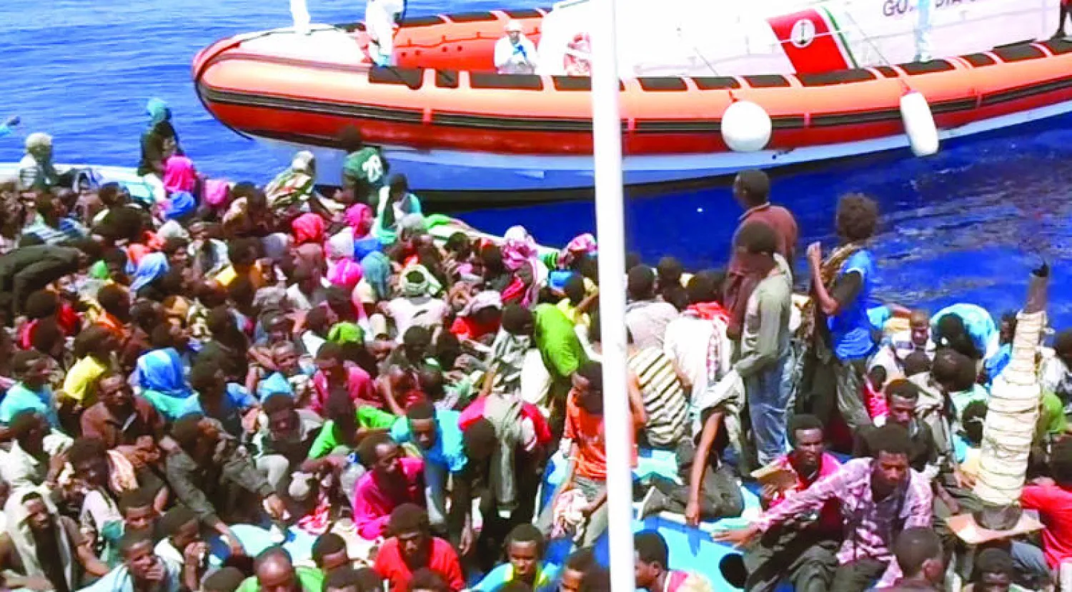 فيديو صادر عن خفر السواحل الإيطالي ويظهر مهاجرين غير شرعيين في قارب أثناء عملية الإنقاذ قبالة سواحل ليبيا الخميس الماضي (أ.ف.ب)