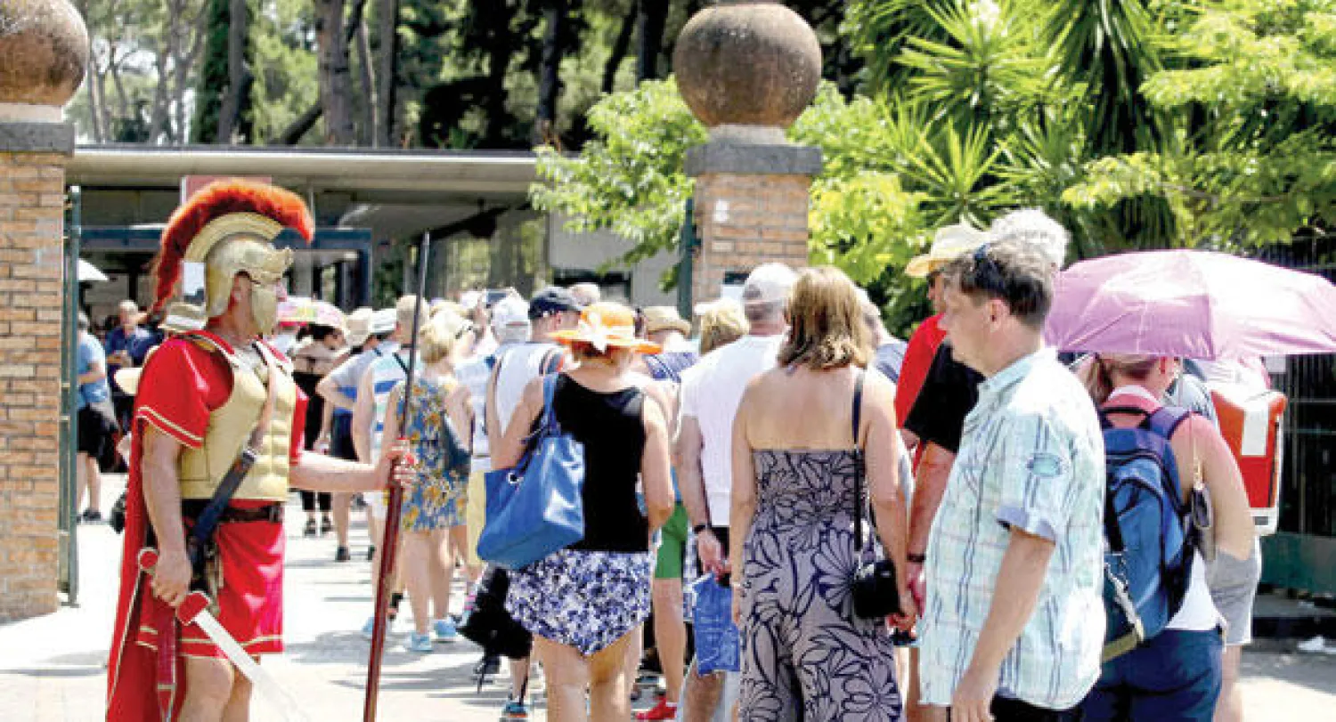 سياح ينتظرون إعادة فتح مدينة بومبي الأثرية بعد إغلاقها بسبب إضراب العاملين (أ.ب)