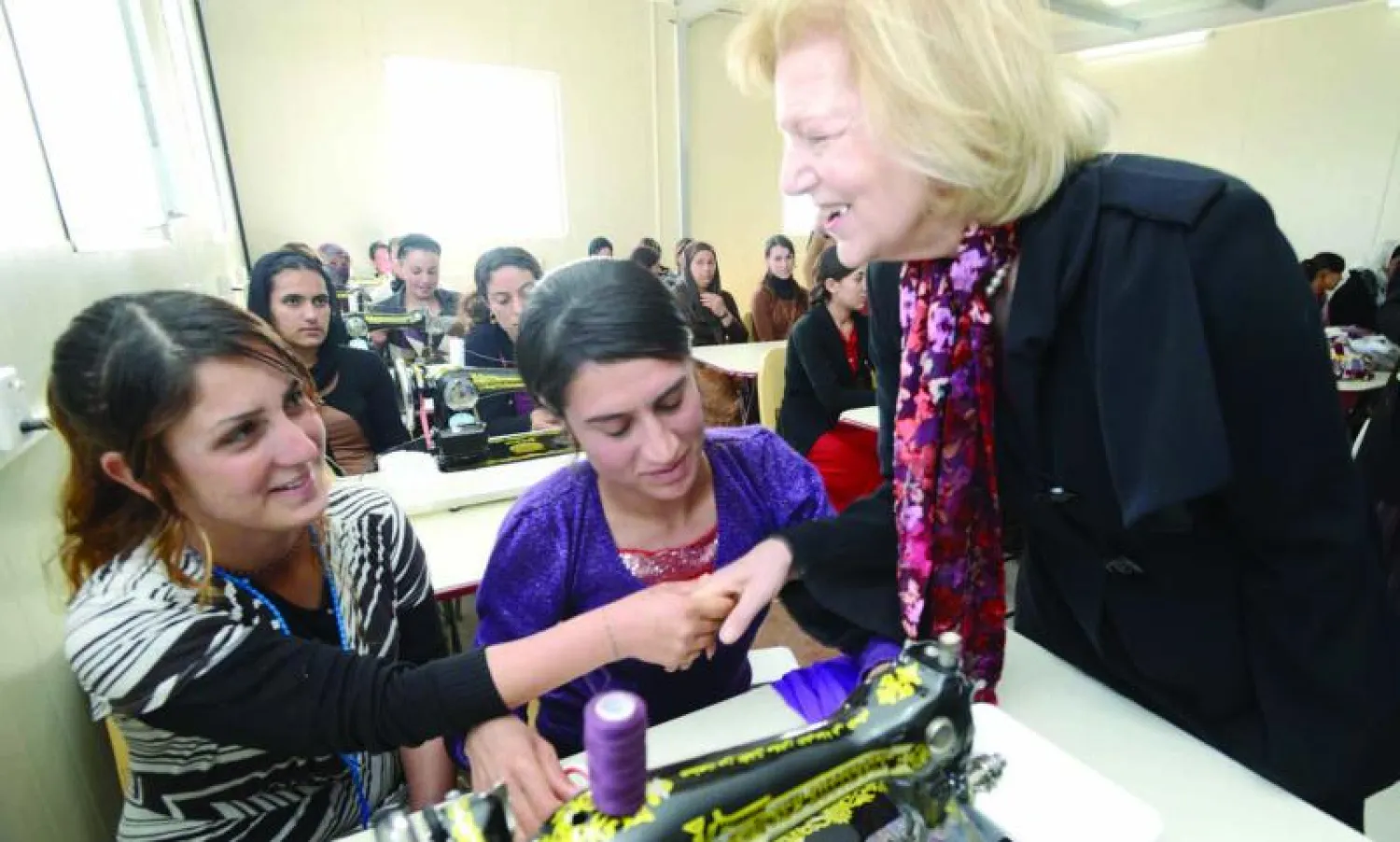 البارونة إيما نيكلسون تتحدث إلى نازحات إيزيديات في مخيم خانكى قرب دهوك بإقليم كردستان («الشرق الأوسط»)