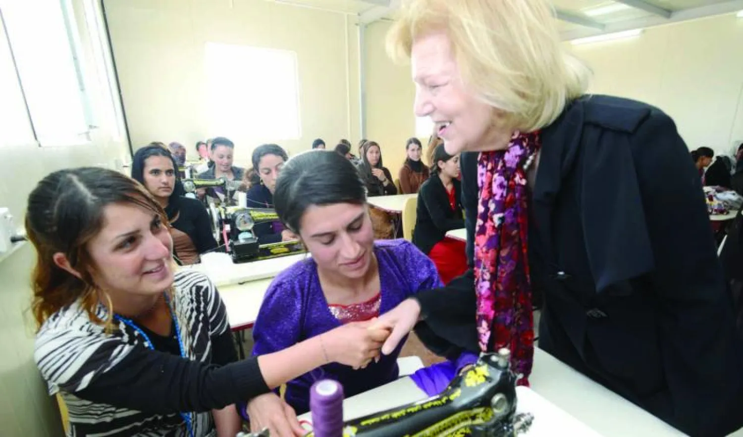 البارونة إيما نيكلسون تتحدث إلى نازحات إيزيديات في مخيم خانكى قرب دهوك بإقليم كردستان («الشرق الأوسط»)