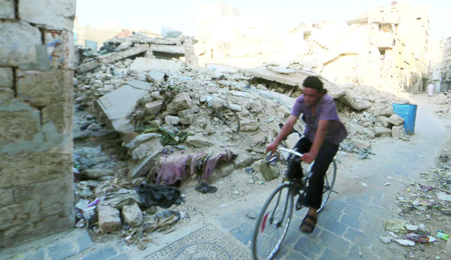 مشهد للدمار في أحد الأحياء التي تسيطر عليها فصائل المعارضة السورية في مدينة حلب (رويترز)