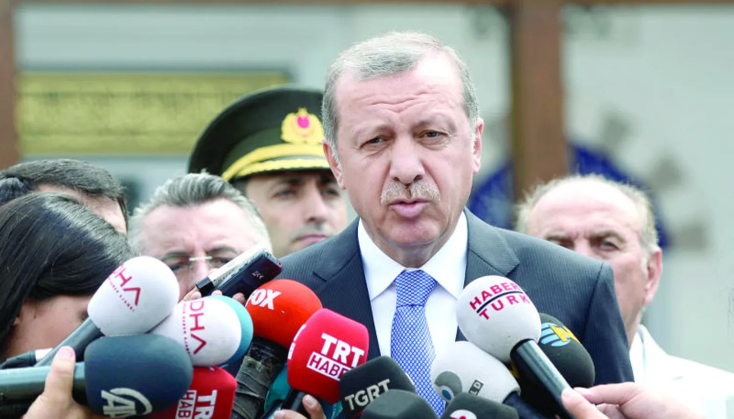 الرئيس التركي رجب طيب إردوغان يتحدث لوسائل الإعلام أمام أحد مساجد إسطنبول أول من أمس (أ.ب)